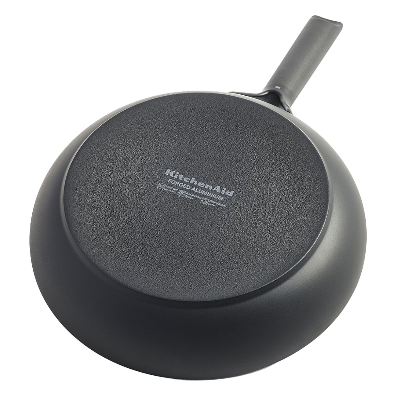 Schwarze KitchenAid-Pfanne, Ansicht von unten, mit grauem Griff. Das Etikett der Pfanne lautet 'Forged Aluminum'.