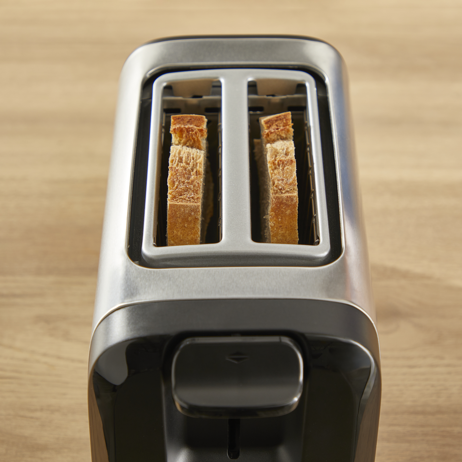 Vue de dessus d'un grille-pain avec deux tranches de pain grillé à l'intérieur.