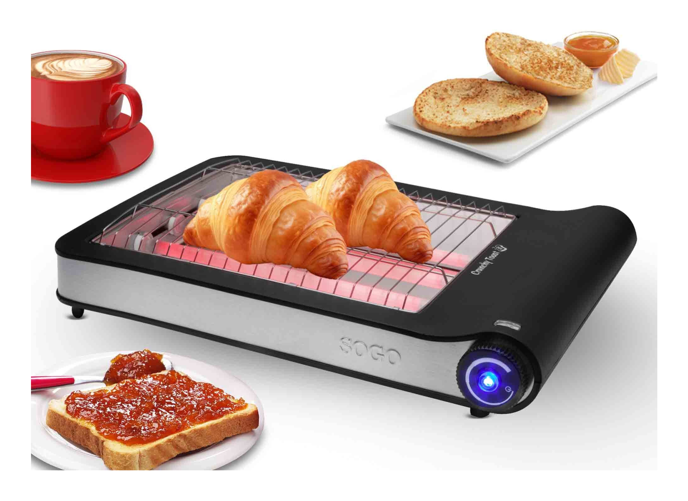 Tostapane nero con croissant, toast e marmellata. Una tazza di caffè rossa è visibile. Il logo "SOGO" è sul davanti.