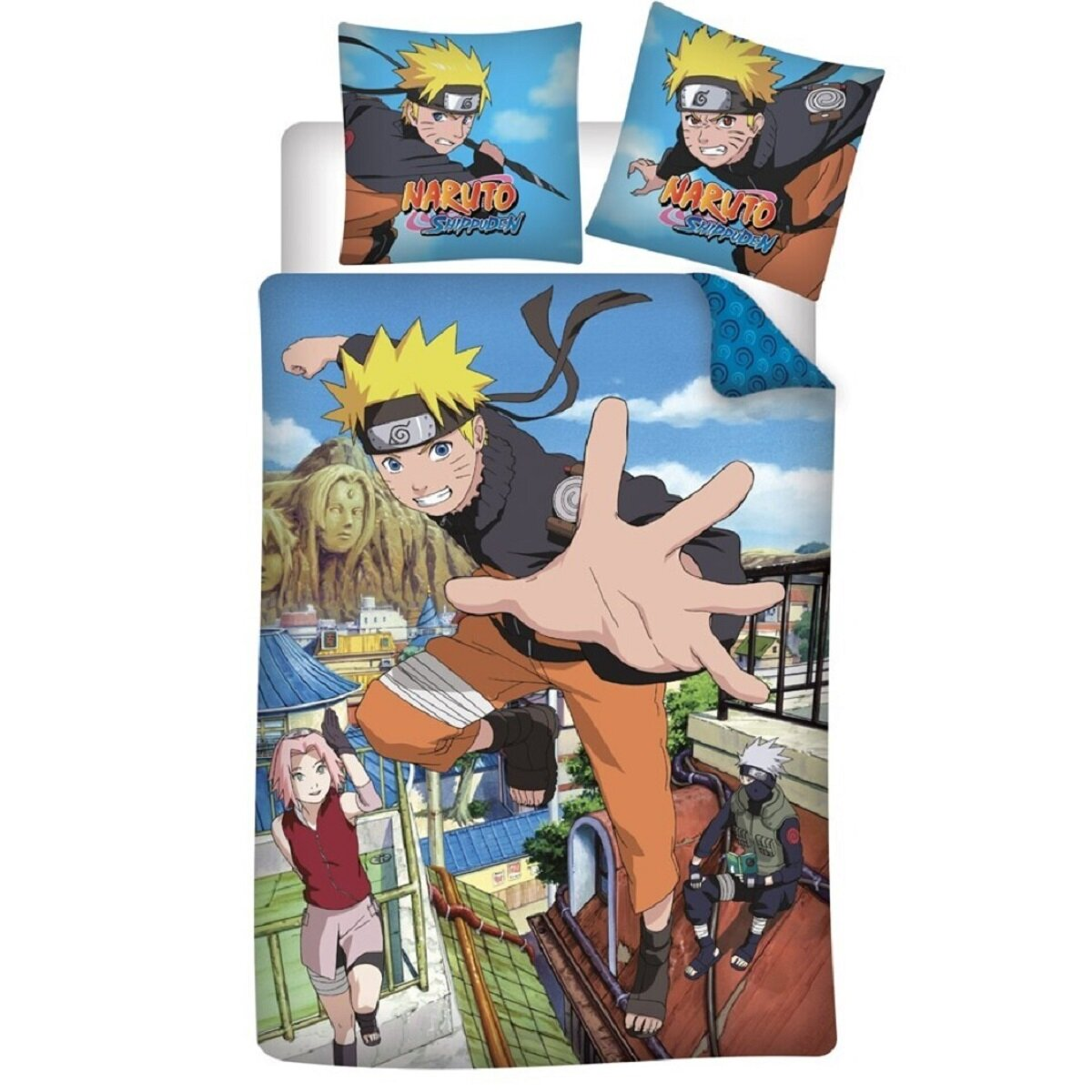 Bettwäsche-Set mit Naruto, in Aktion, nach vorne greifend. Sakura und Kakashi sind ebenfalls anwesend. Himmel und Gebäude im Hintergrund.