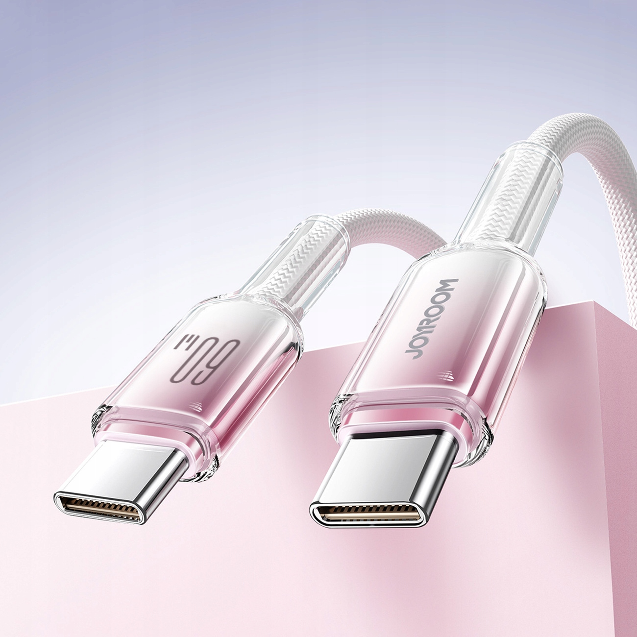 Weißes und rosa USB-C-Kabel mit transparenten Steckern. Das Kabel ist geflochten und hat das Logo 'JOYROOM'.