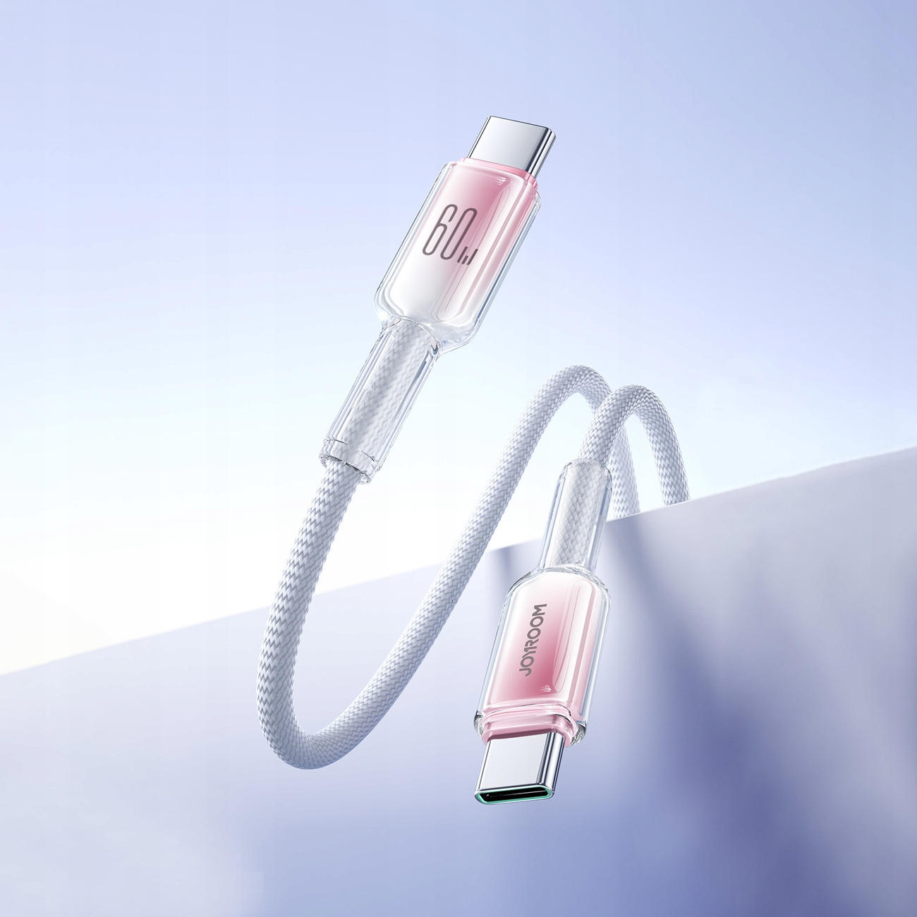 USB-C-Ladekabel mit rosa Akzenten, weißes geflochtenes Kabel, transparente Anschlüsse, Studioaufnahme.