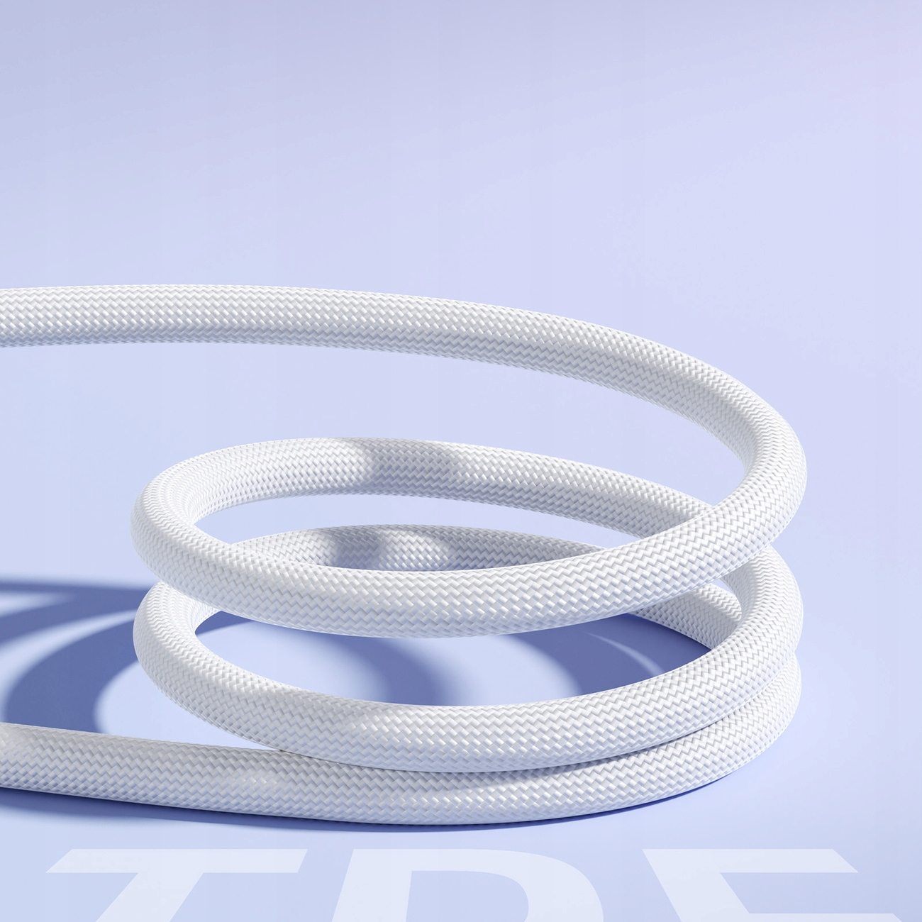 Weißes geflochtenes Kabel in Spiralform vor hellblauem Hintergrund. Das Kabel ist dick und strukturiert.