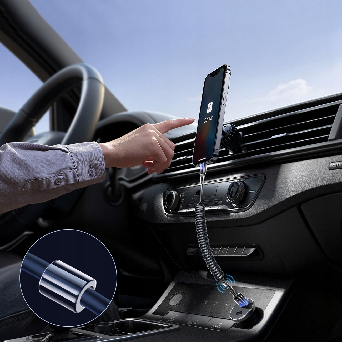 Ręka dotyka telefonu w samochodzie, podłączonego do CarPlay z kablem spiralnym.