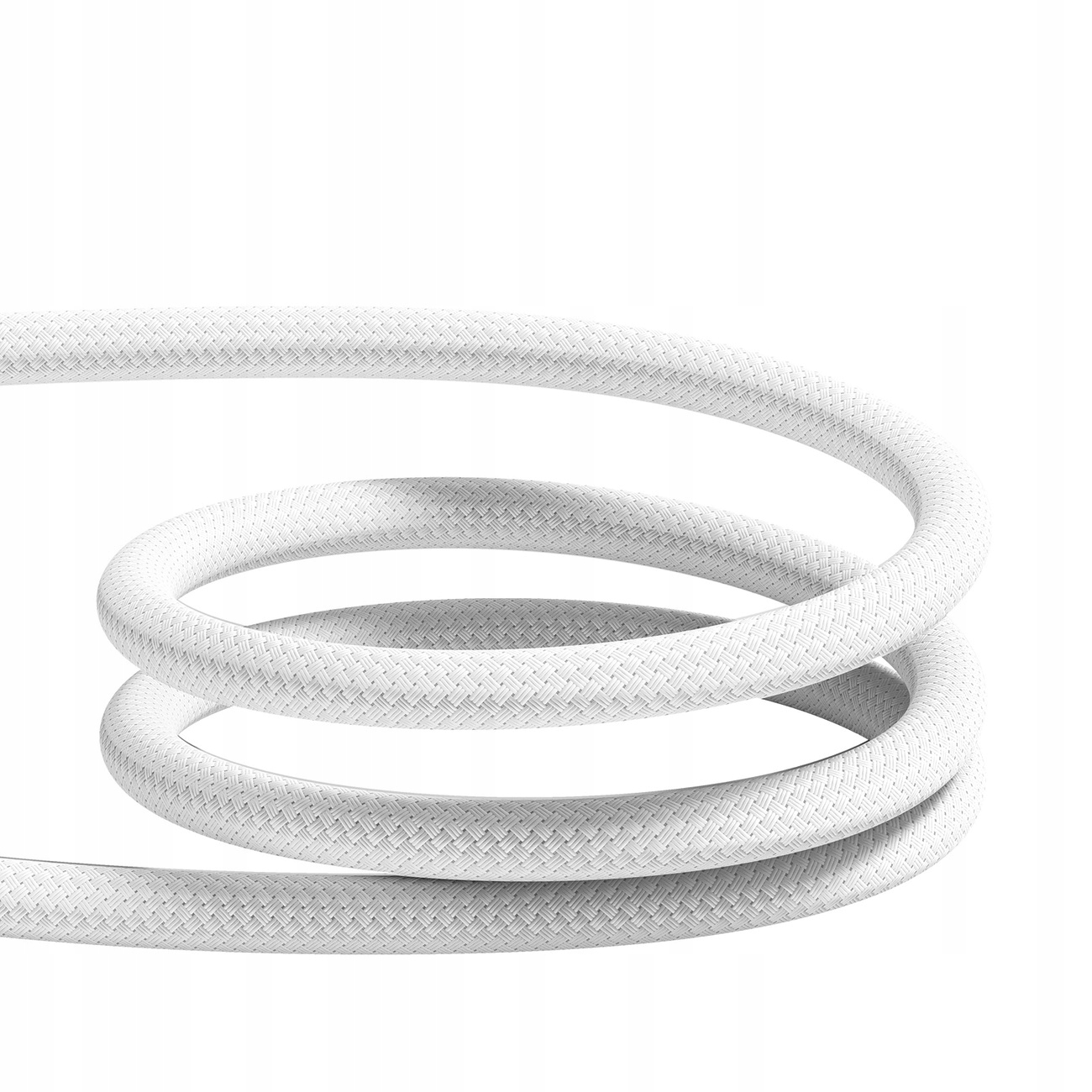 Biały, zwinięty kabel na białym tle. Kabel ma teksturowaną powierzchnię.