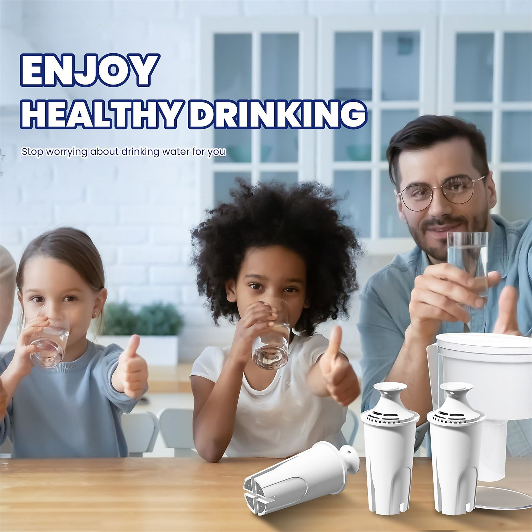 Eine Familie trinkt Wasser aus Gläsern, mit zwei Wasserfiltern auf dem Tisch. Die Familie lächelt.