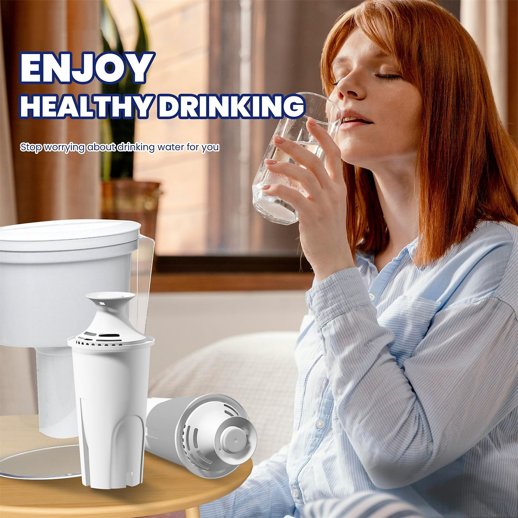 Eine Frau trinkt Wasser aus einem Glas. Auf dem Tisch steht ein Wasserfilter und weitere Filter.