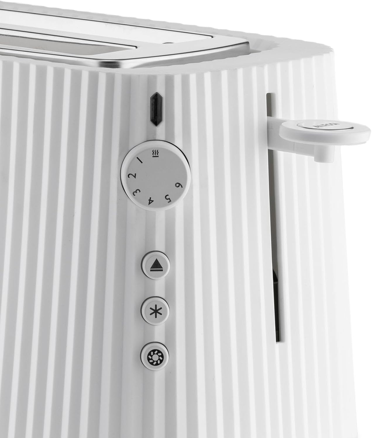 Un tostapane bianco con un quadrante, pulsanti e una leva. La superficie ha linee verticali.