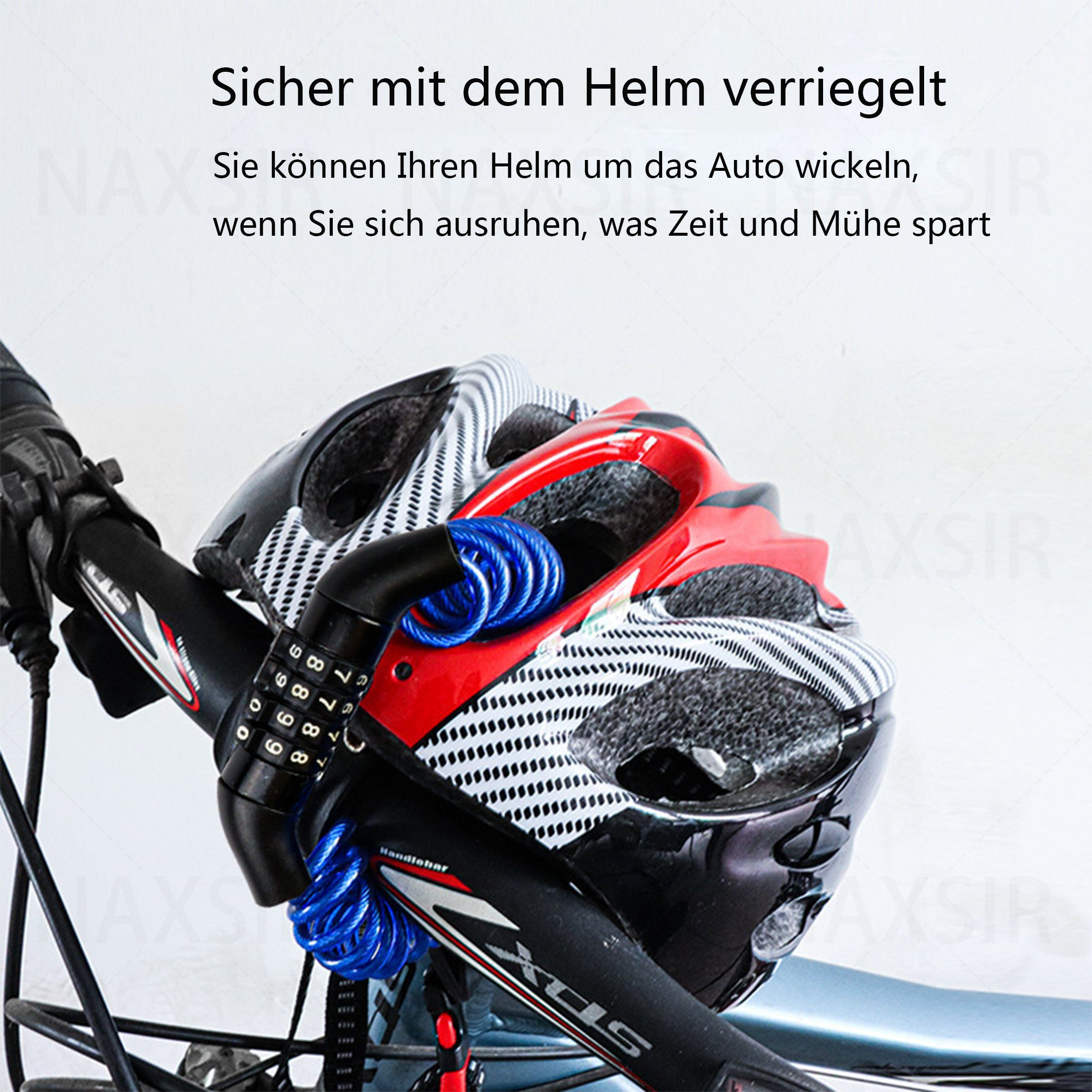 Ein Helm ist mit einem blauen Zahlenschloss am Lenker eines Fahrrads befestigt. Das Fahrrad ist im Hintergrund.