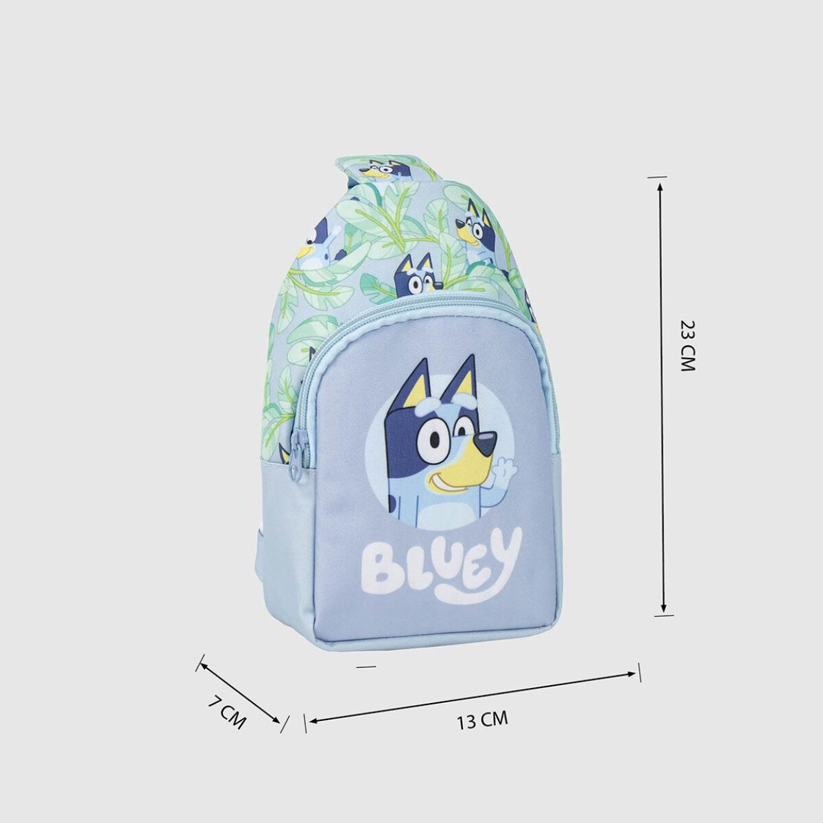 Mochila Bluey, azul claro con una imagen de Bluey y la palabra 'Bluey'. Dimensiones: 23x13x7 cm.