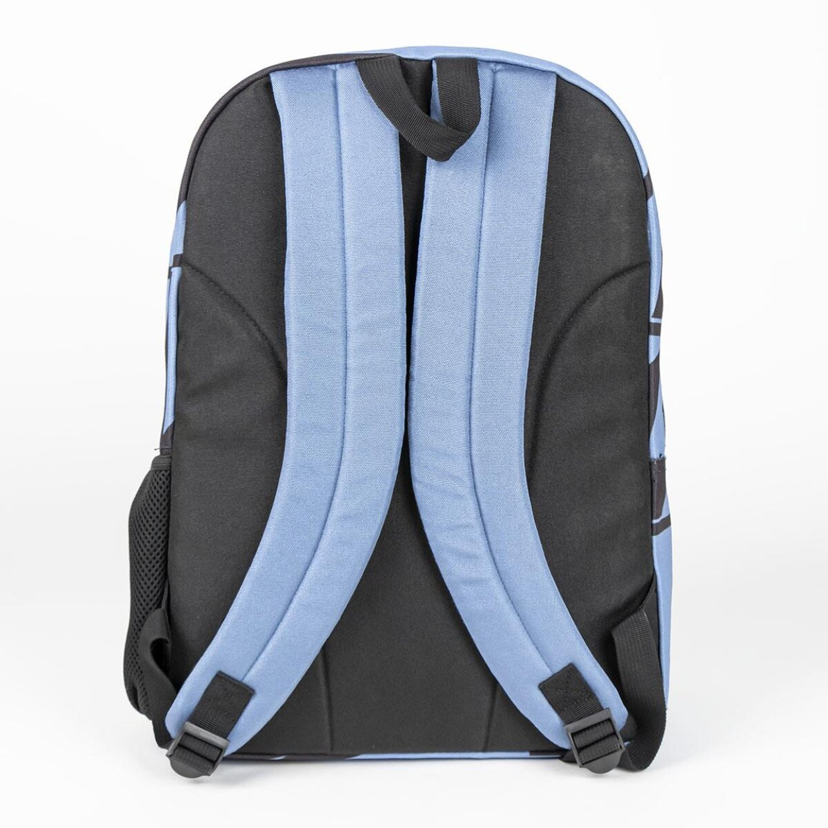 Parte trasera de una mochila azul y negra con correas. Fondo blanco.