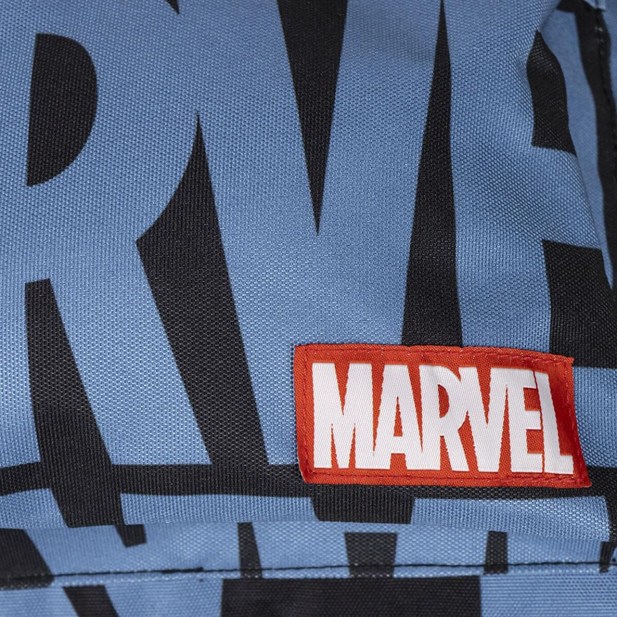 Logo de Marvel en una mochila azul. Logo rojo y blanco.