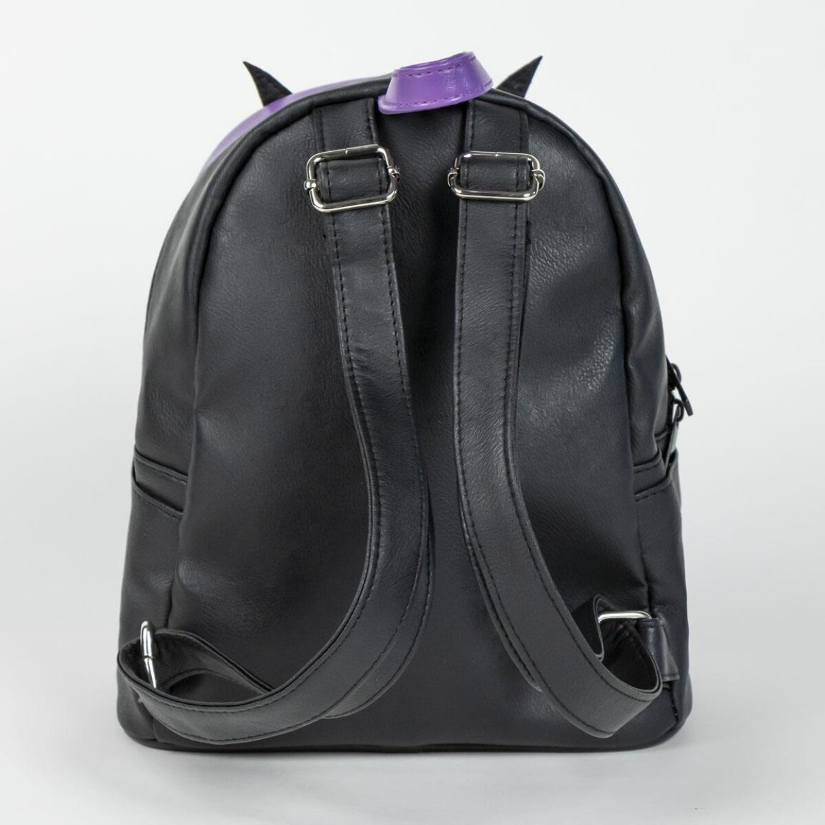 Mochila negra con detalles morados, dos correas y hebillas plateadas.