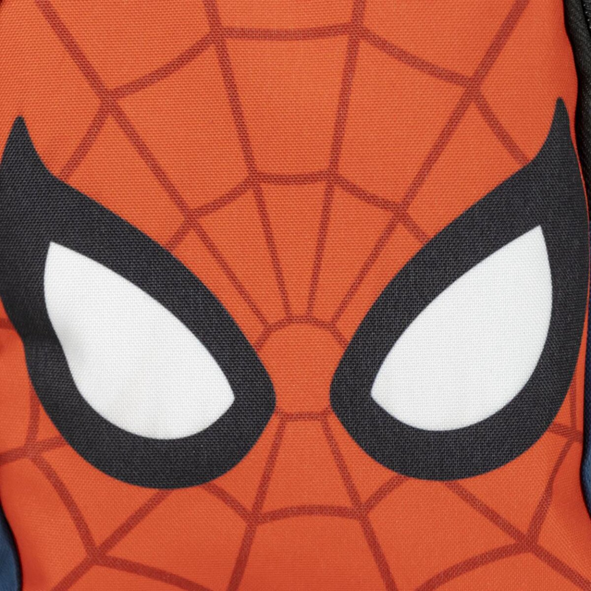 Detail des Spider-Man-Rucksacks. Rote und schwarze Spinnenaugen auf netzartigem Hintergrund.