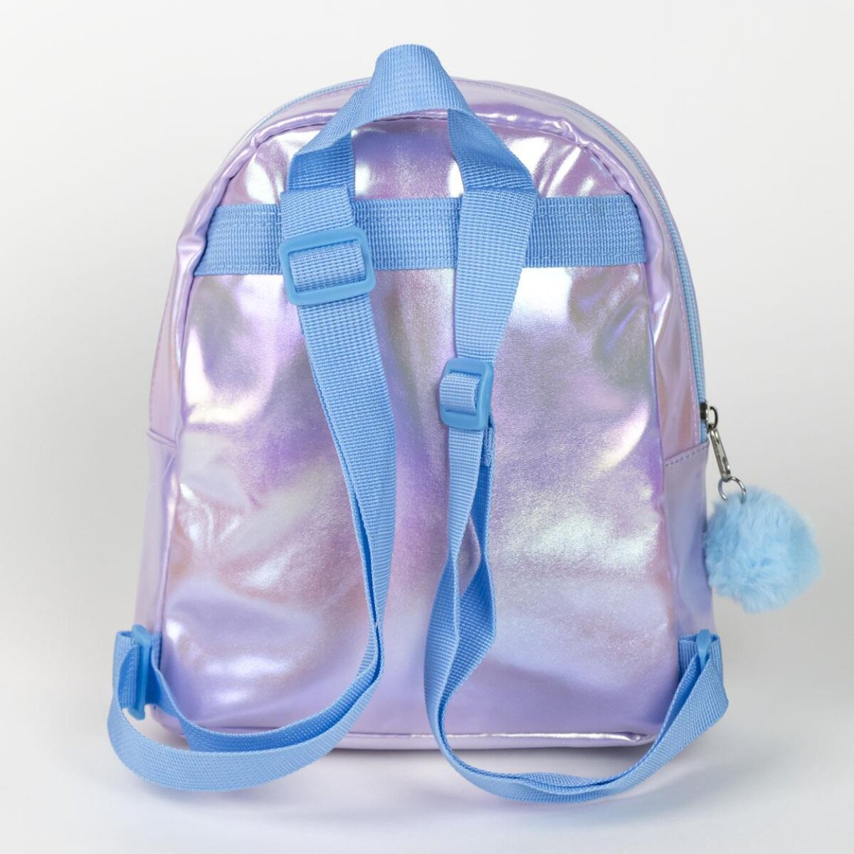 Mochila morada iridiscente con correas y pompón azules, vista trasera.