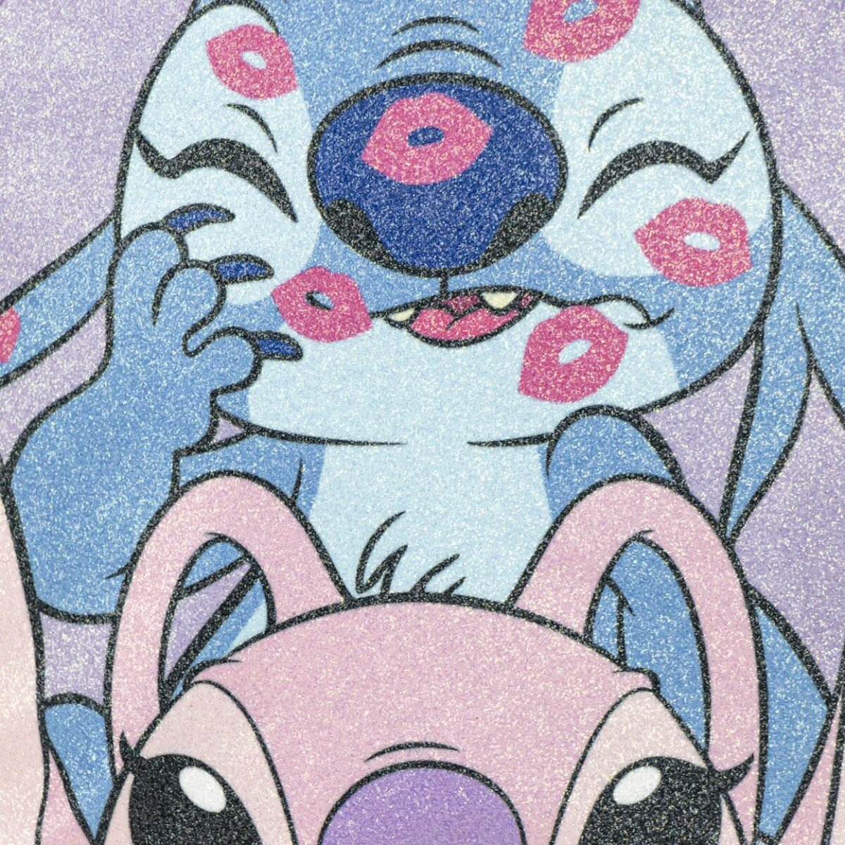 Stitch besando a Angel sobre un fondo morado brillante, colores azul y rosa.