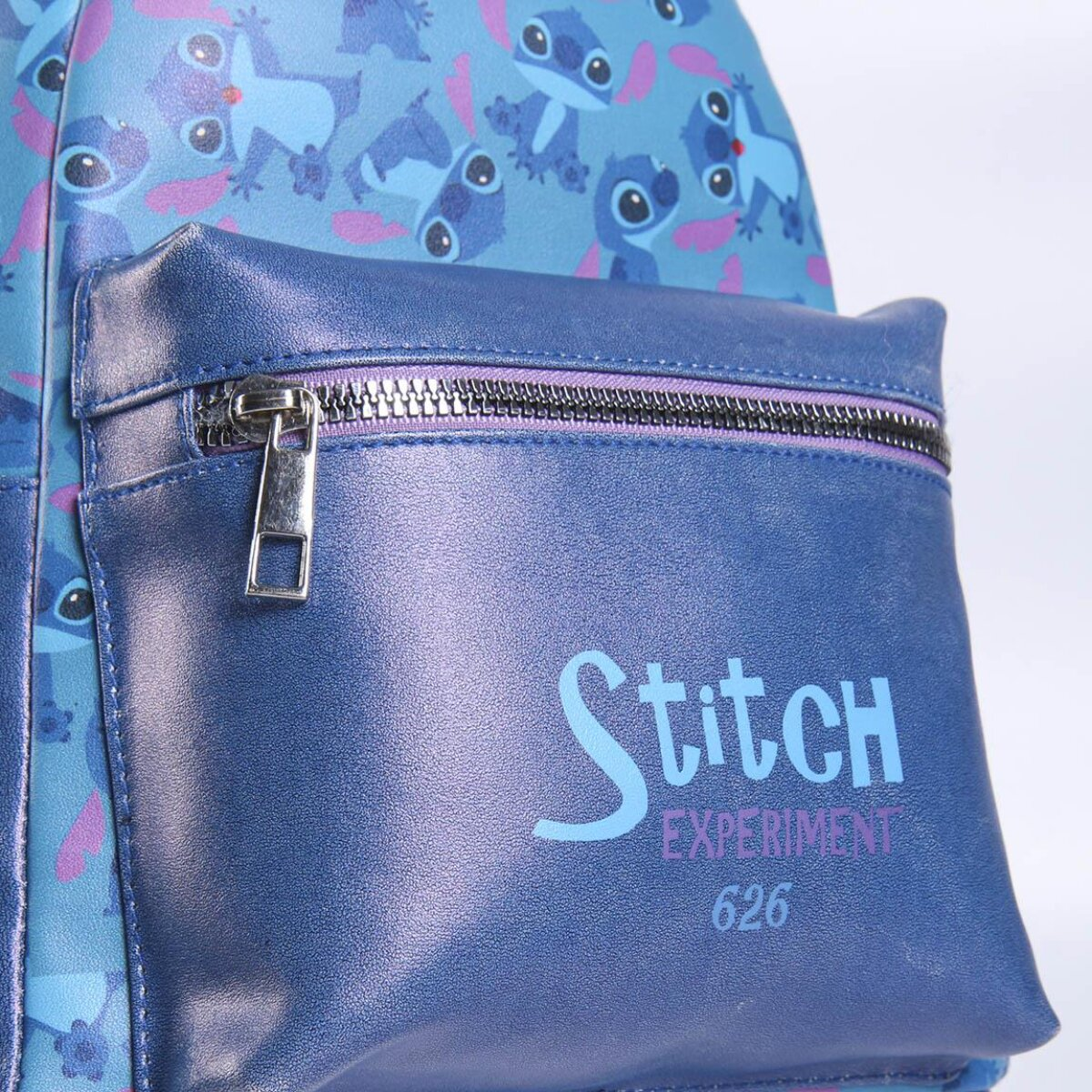 Mochila azul con diseño de Stitch. Un bolsillo en la parte delantera dice "Stitch Experiment 626".