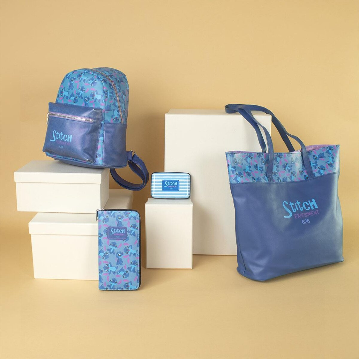 Colección de productos Stitch Experiment 626, incluyendo bolsos y cajas, tema azul.