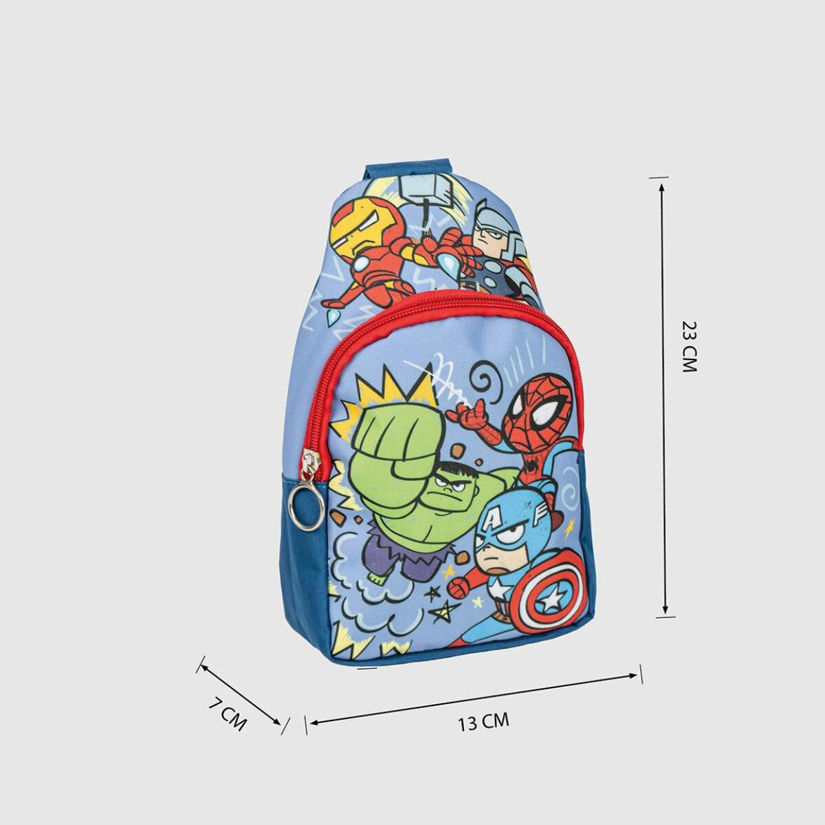 Blauer Rucksack mit Marvel-Charakteren wie Iron Man, Thor, Hulk und Spider-Man.