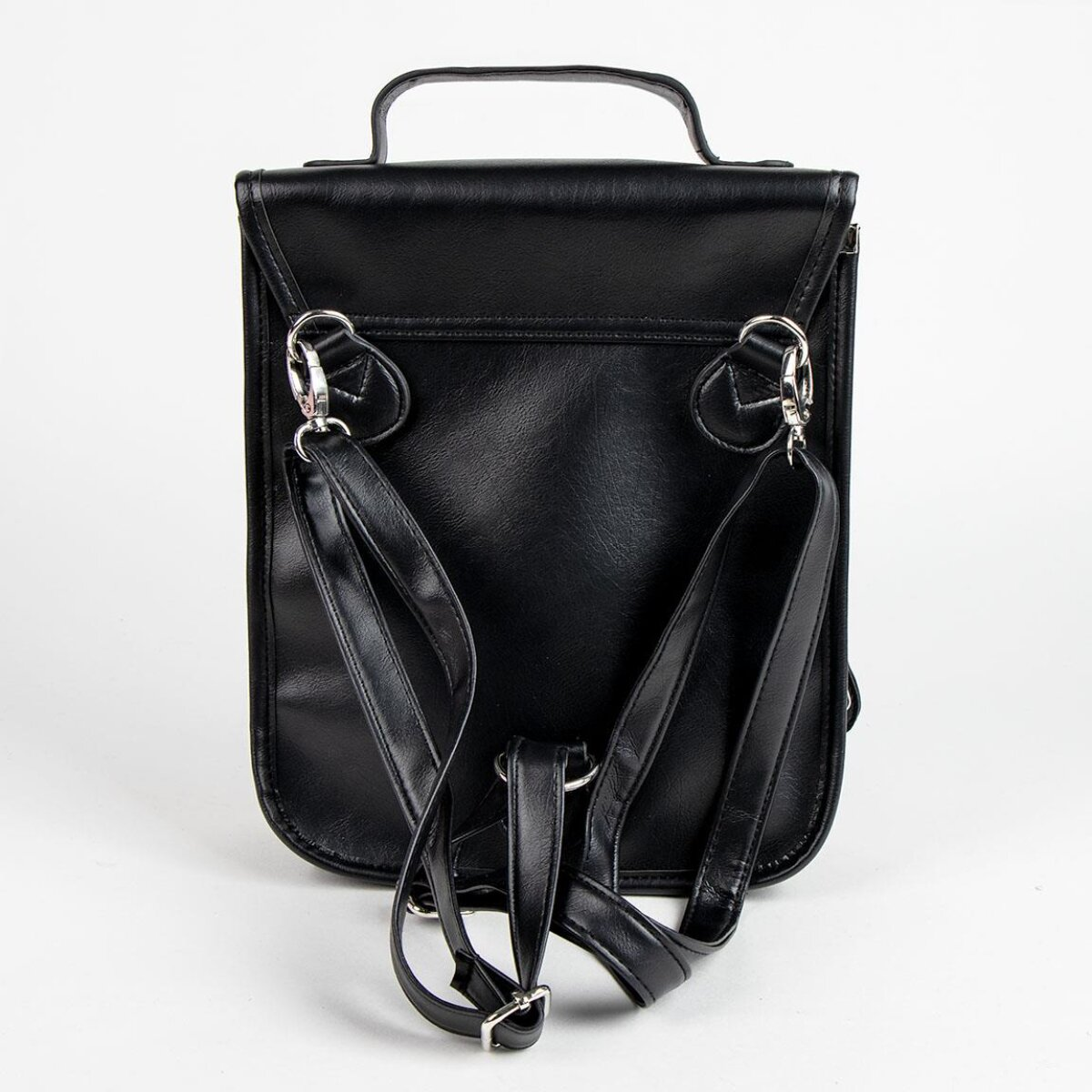 Schwarzer Rucksack mit Griff, Trägern und silberner Hardware. Er steht auf weißem Hintergrund.