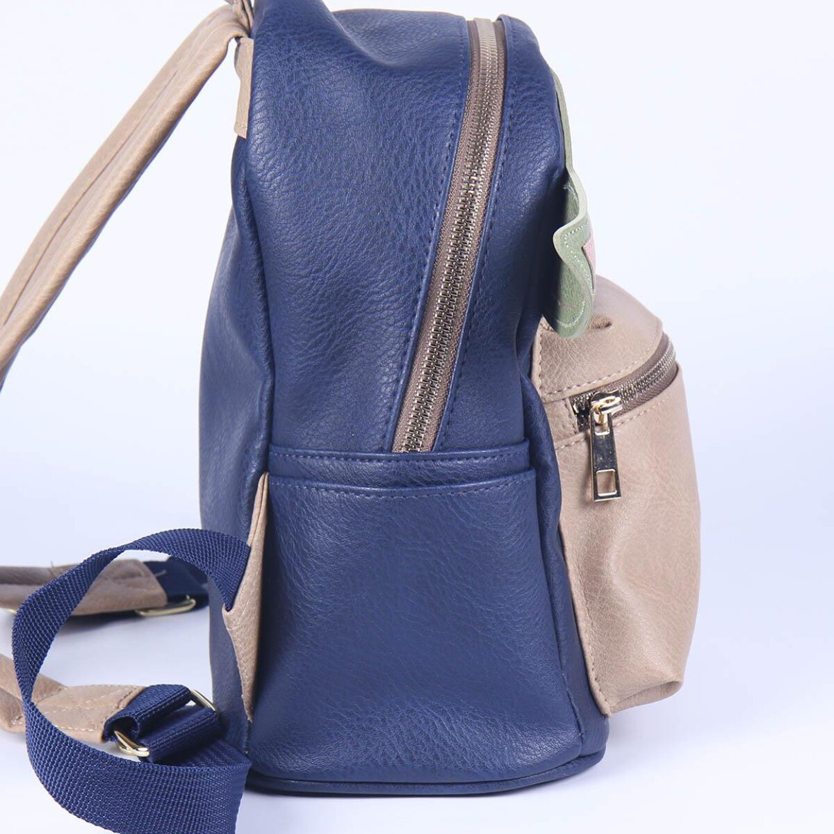Ein blauer und beigefarbener Rucksack mit einer Reißverschlusstasche. Die Seite hat einen dunkelblauen und einen beigefarbenen Riemen.