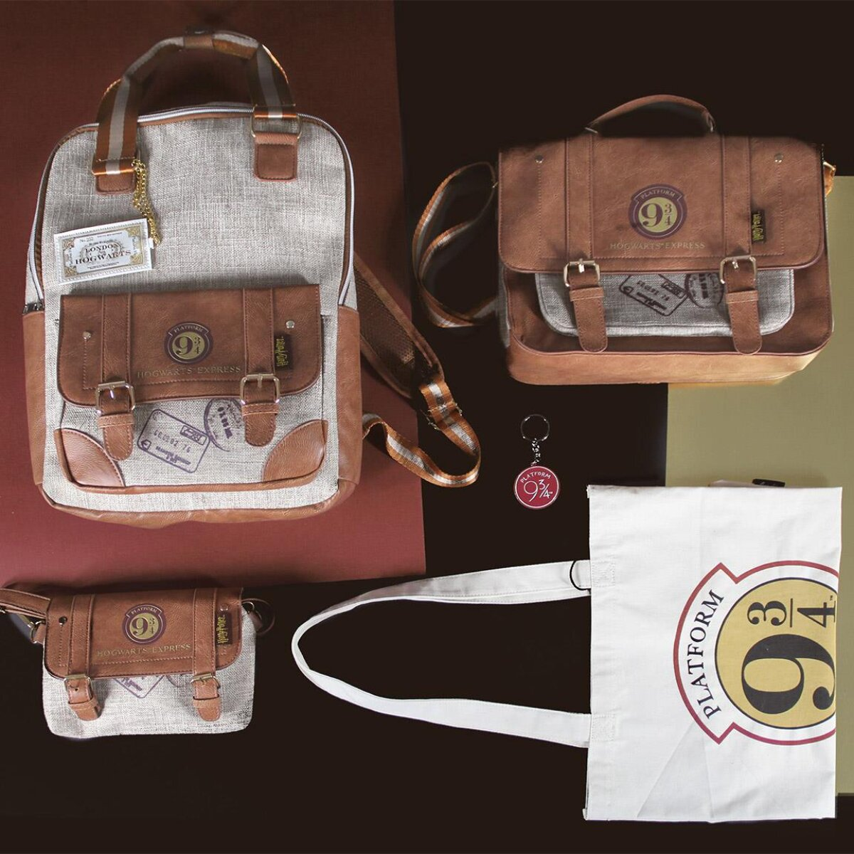 Múltiples bolsos y accesorios temáticos de Harry Potter sobre una superficie marrón y blanca.