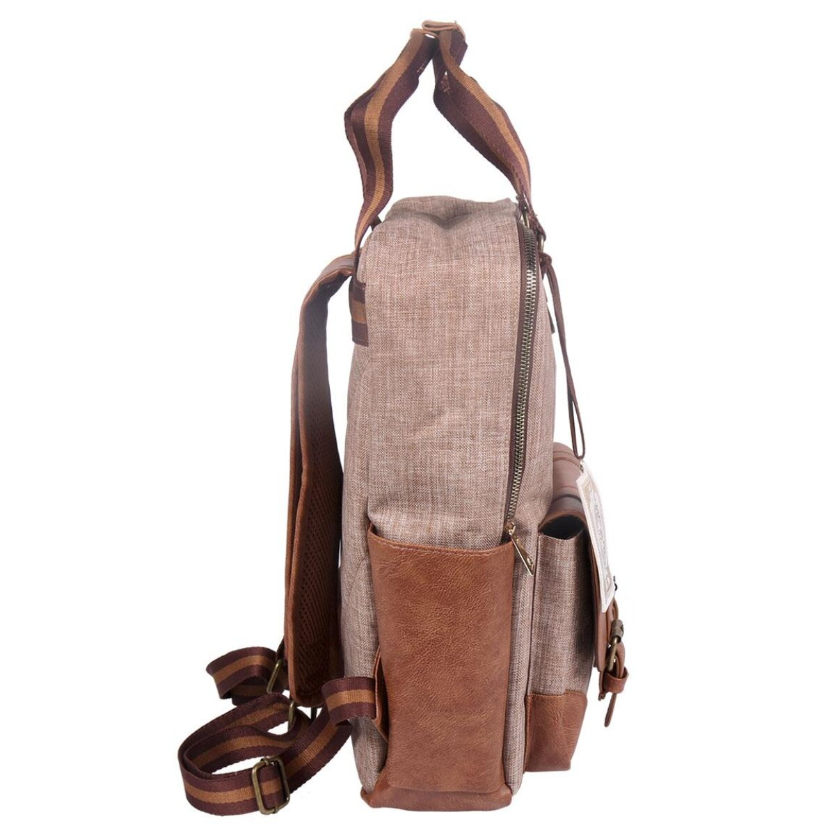 Una mochila marrón y beige con correas marrones. La bolsa tiene un bolsillo lateral y una cremallera.