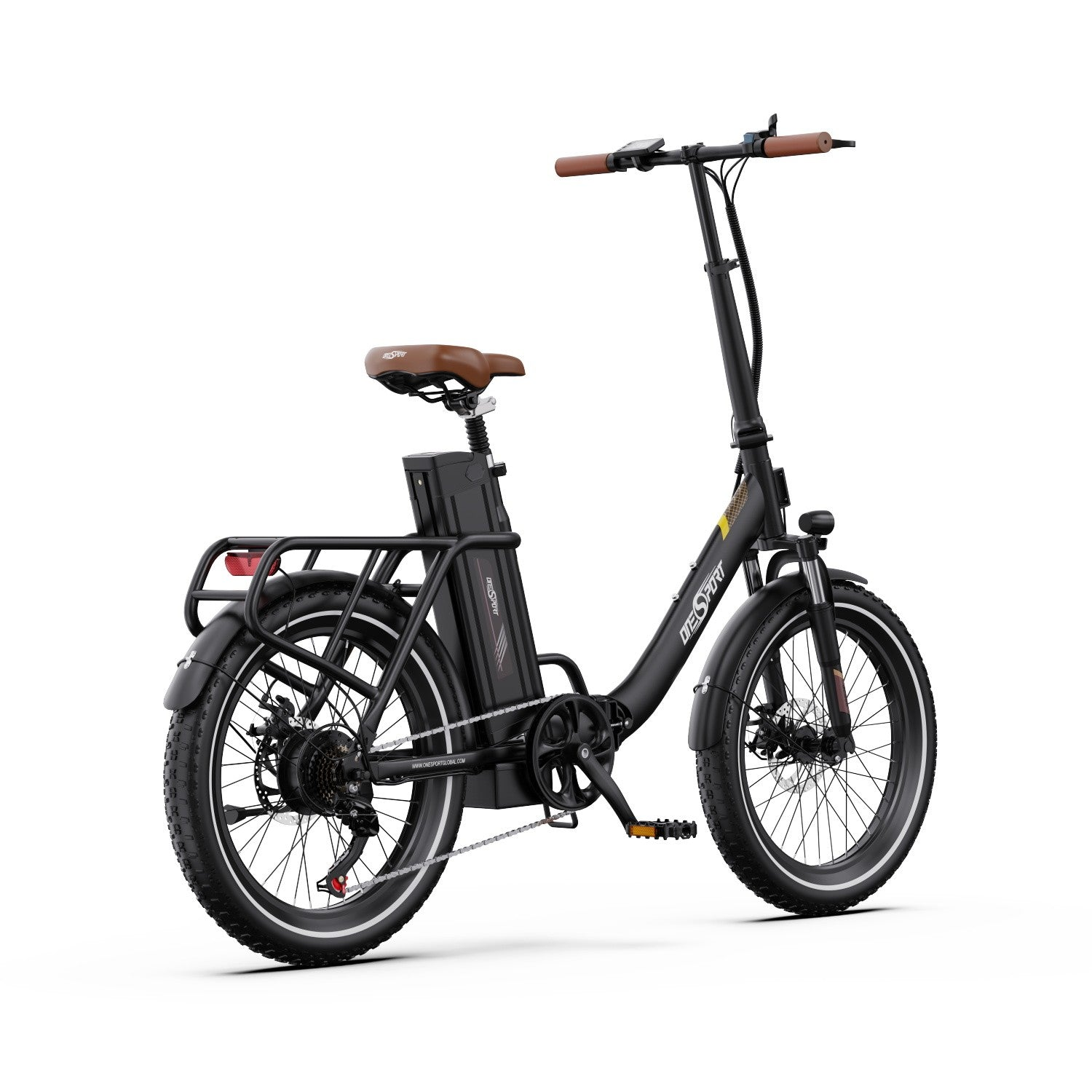 Una bicicleta eléctrica negra con un asiento marrón. La bicicleta está sobre un fondo blanco. Tiene un portaequipajes.