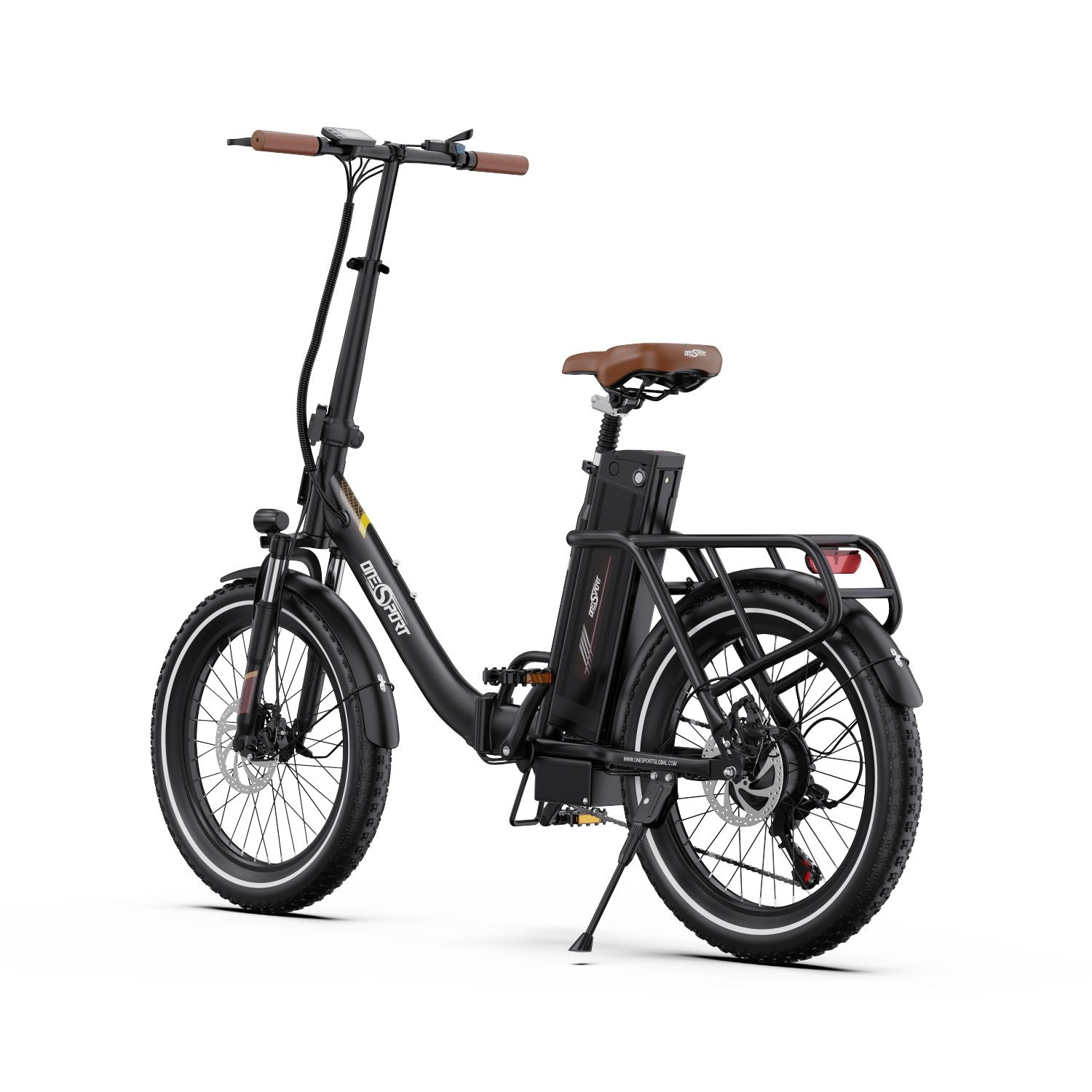 Una bicicleta eléctrica negra con asiento marrón y parrilla trasera. Tiene pata de cabra.