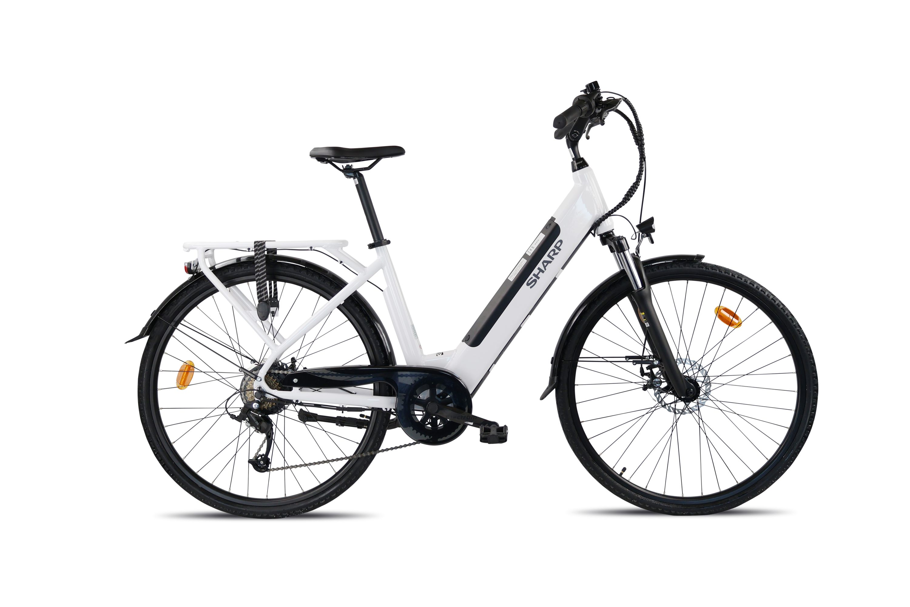 Ein weißes Elektrofahrrad mit schwarzen Akzenten. Es hat einen Gepäckträger und schwarze Reifen.