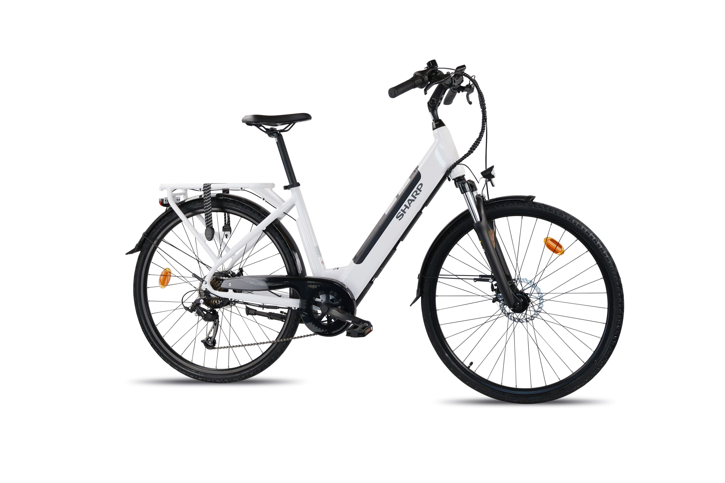 Ein weißes Elektrofahrrad mit schwarzen Akzenten. Es hat einen Gepäckträger und steht vor weißem Hintergrund.