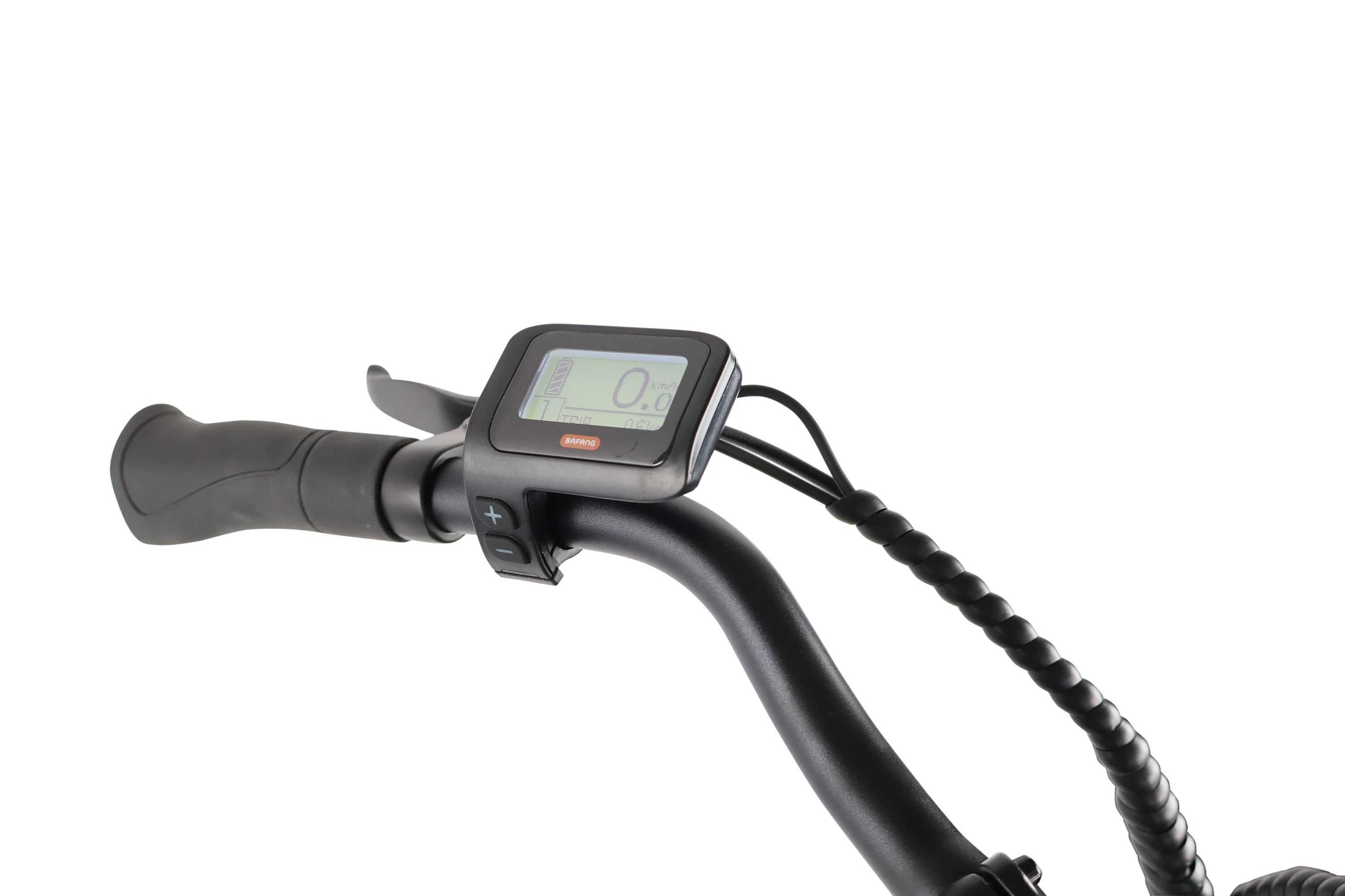 Nahaufnahme eines Fahrradlenkers mit Anzeige von Geschwindigkeit, Akku und Bedienelementen.