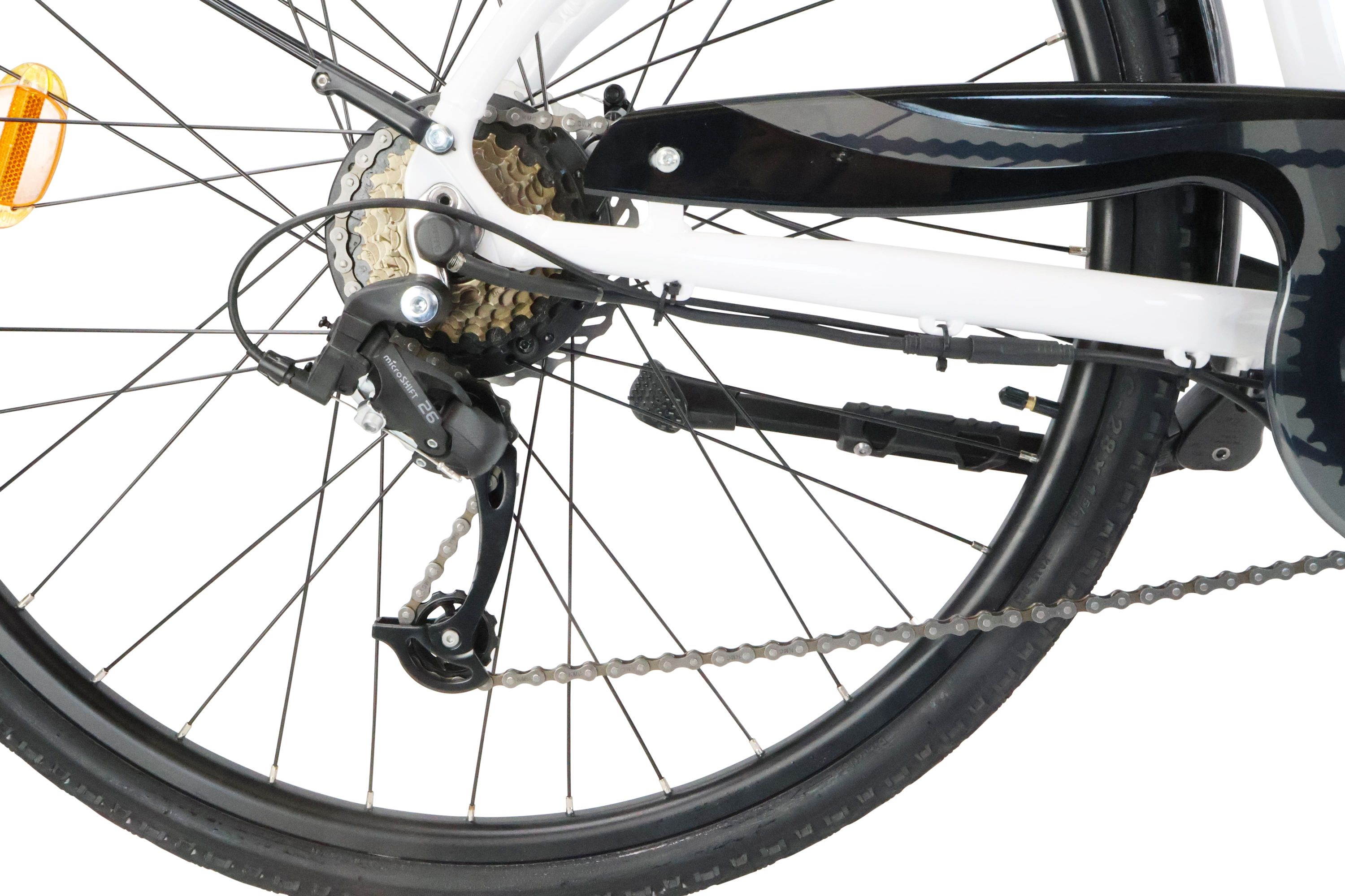 Nahaufnahme eines Fahrradrads mit Speichen, Zahnrädern, Kette und schwarzem Reifen.