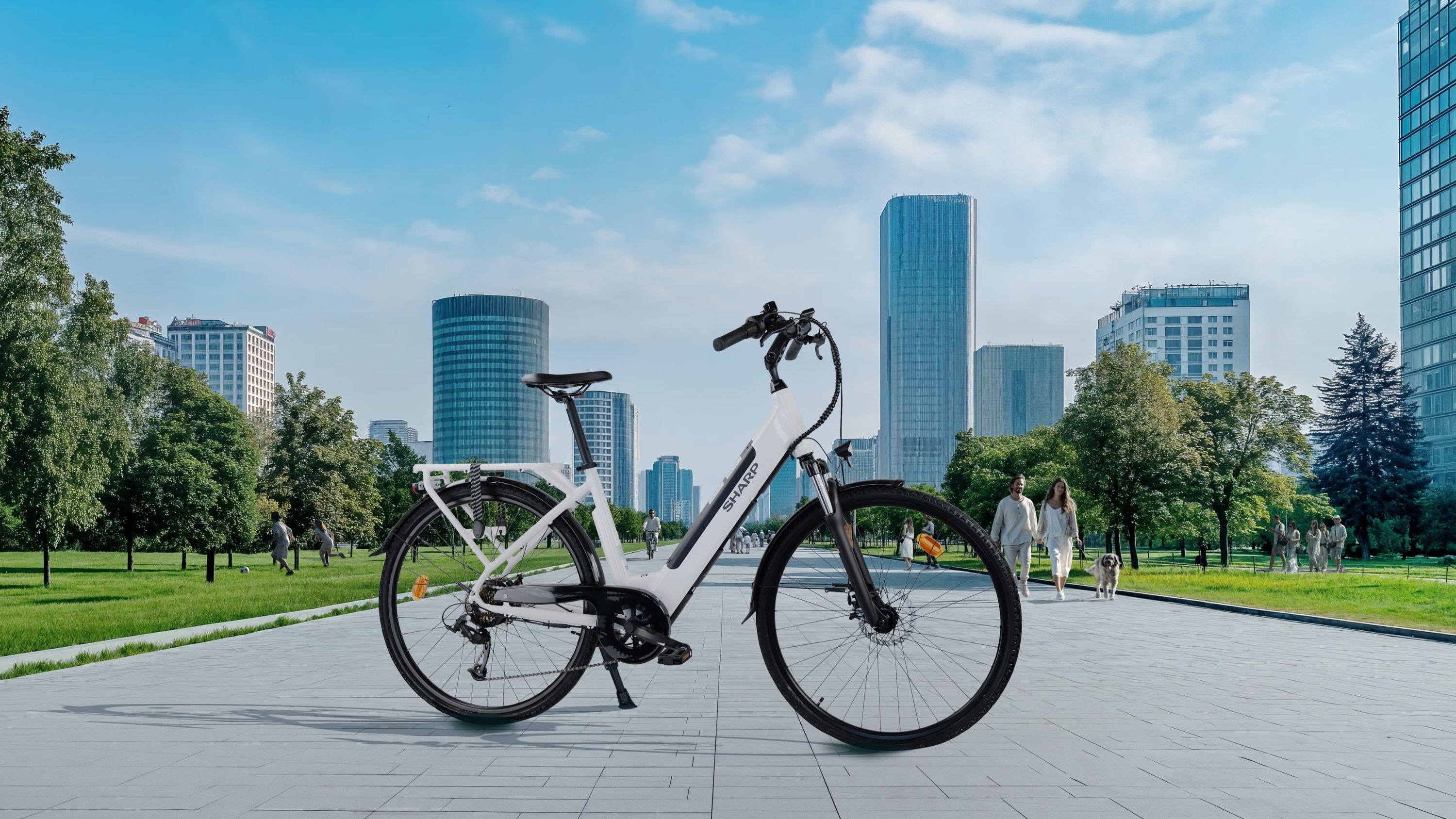 Weißes Fahrrad auf einem gepflasterten Weg, Gebäude und Bäume im Hintergrund.