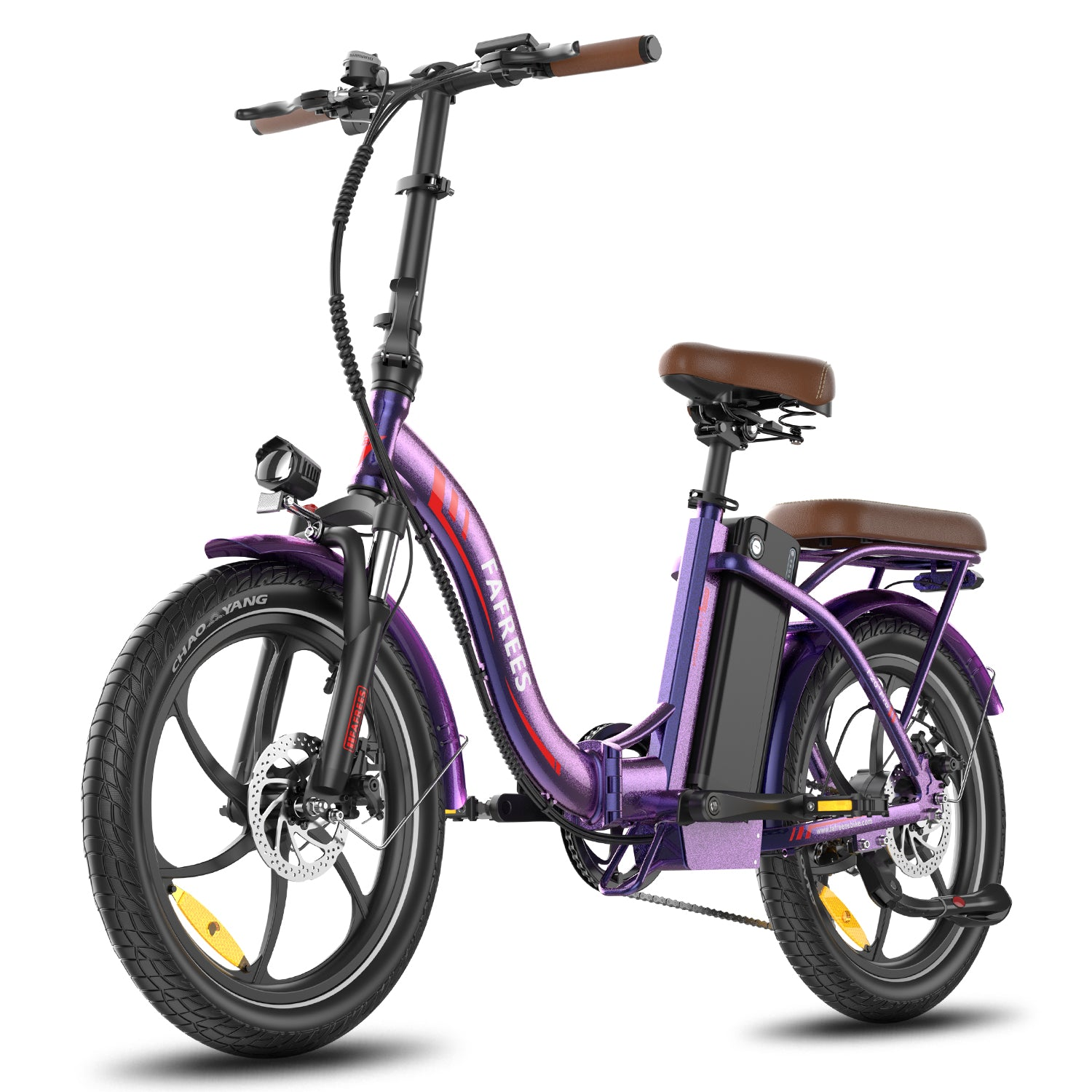 Lila Elektrofahrrad mit braunem Sitz und Lenker. Schwarze Reifen, weißer Hintergrund.