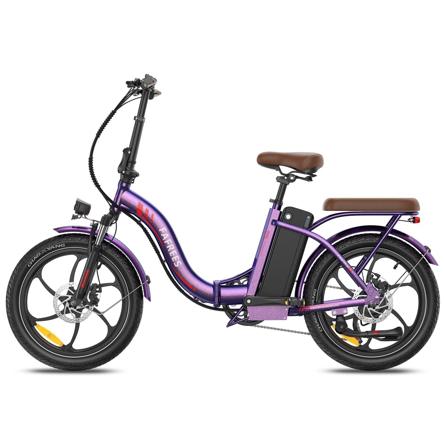 Lila Elektrofahrrad mit braunem Sitz und Batterie. Das Fahrrad hat einen weißen Hintergrund.