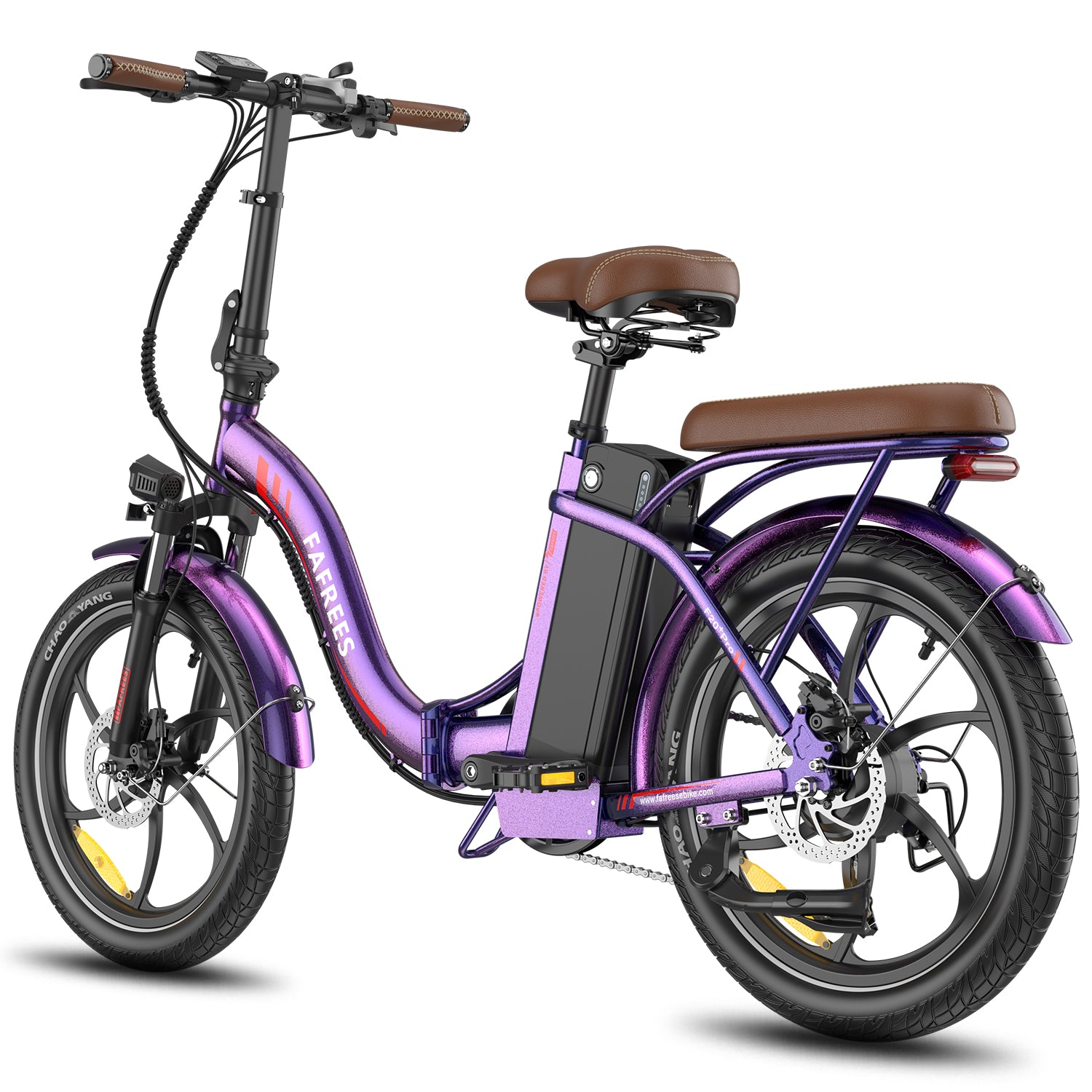 Lila Elektrofahrrad mit braunem Sitz und Lenker. Schwarze Reifen. Weißer Hintergrund.