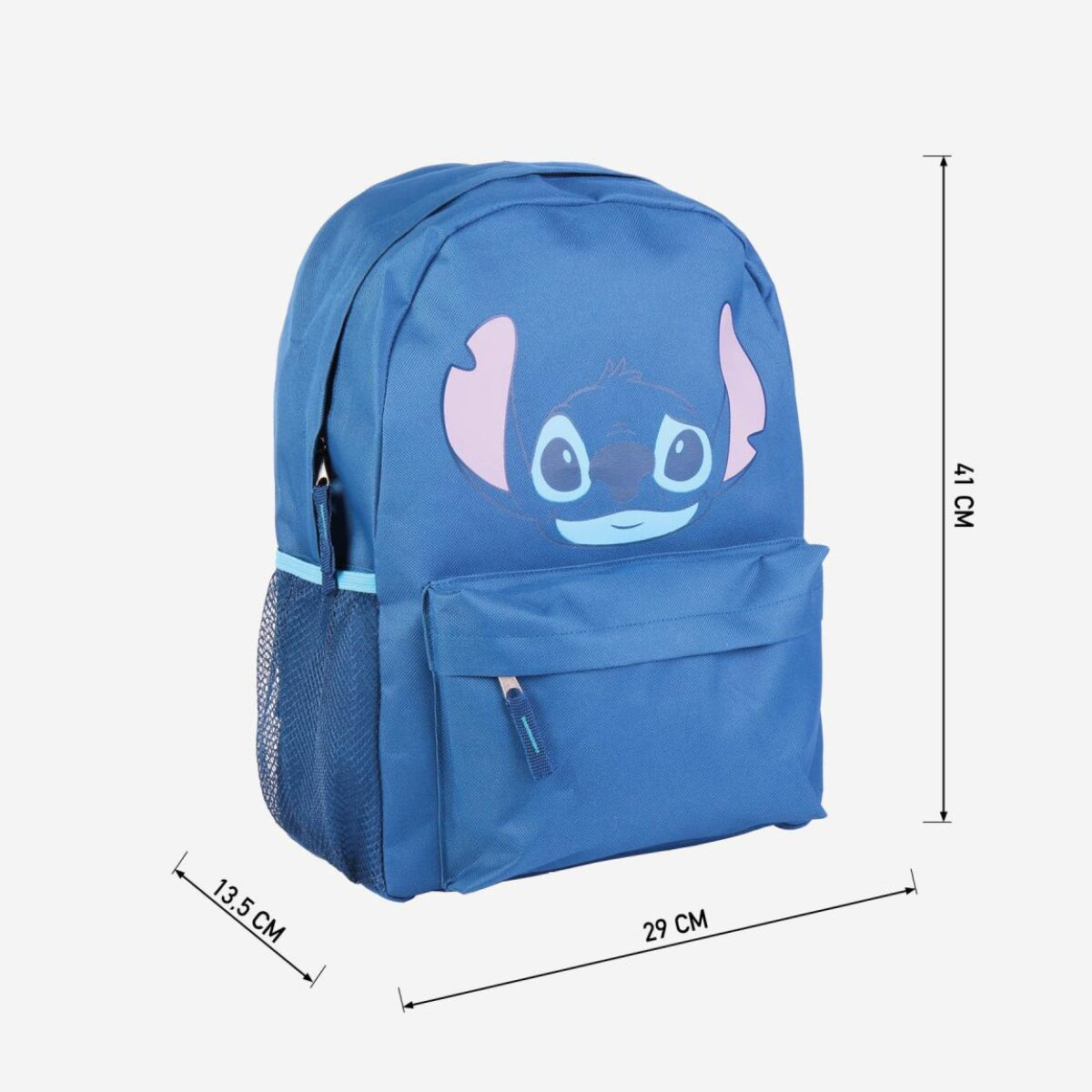 Mochila azul de Stitch con dimensiones. Tiene la cara de Stitch en la parte delantera.