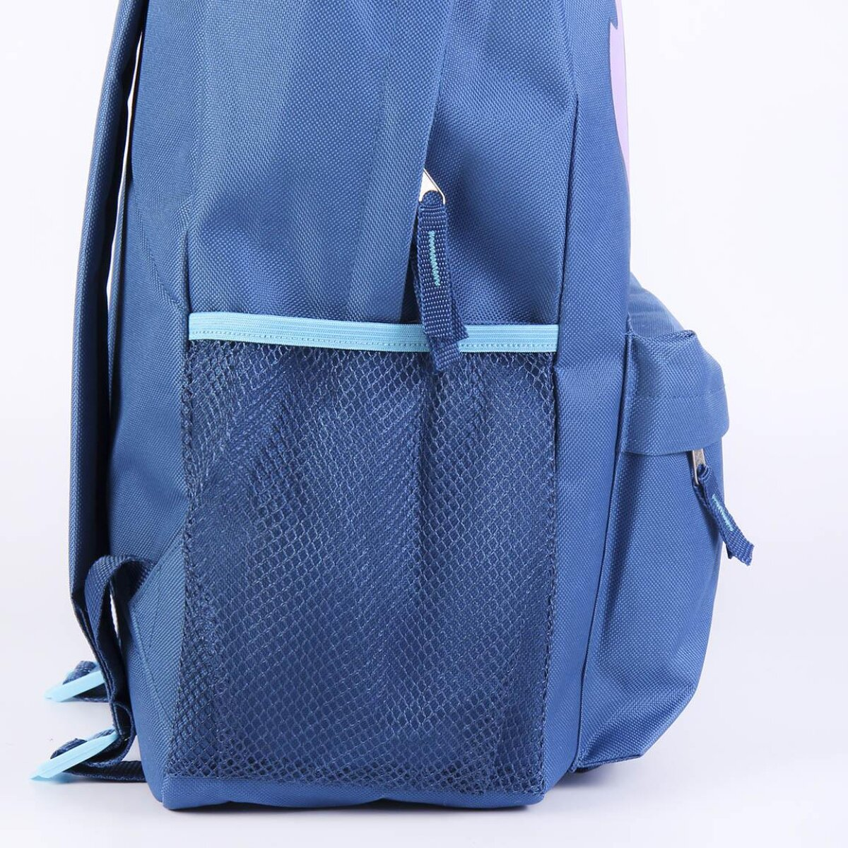 Una mochila azul con un bolsillo lateral de malla, una cremallera azul claro y tela azul oscuro.