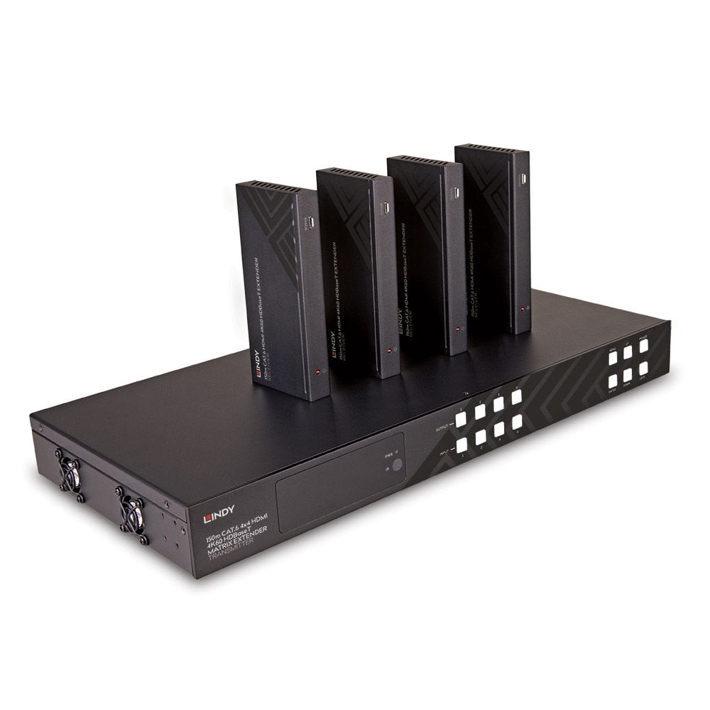 Un dispositivo negro con múltiples puertos y varias cajas negras encima.