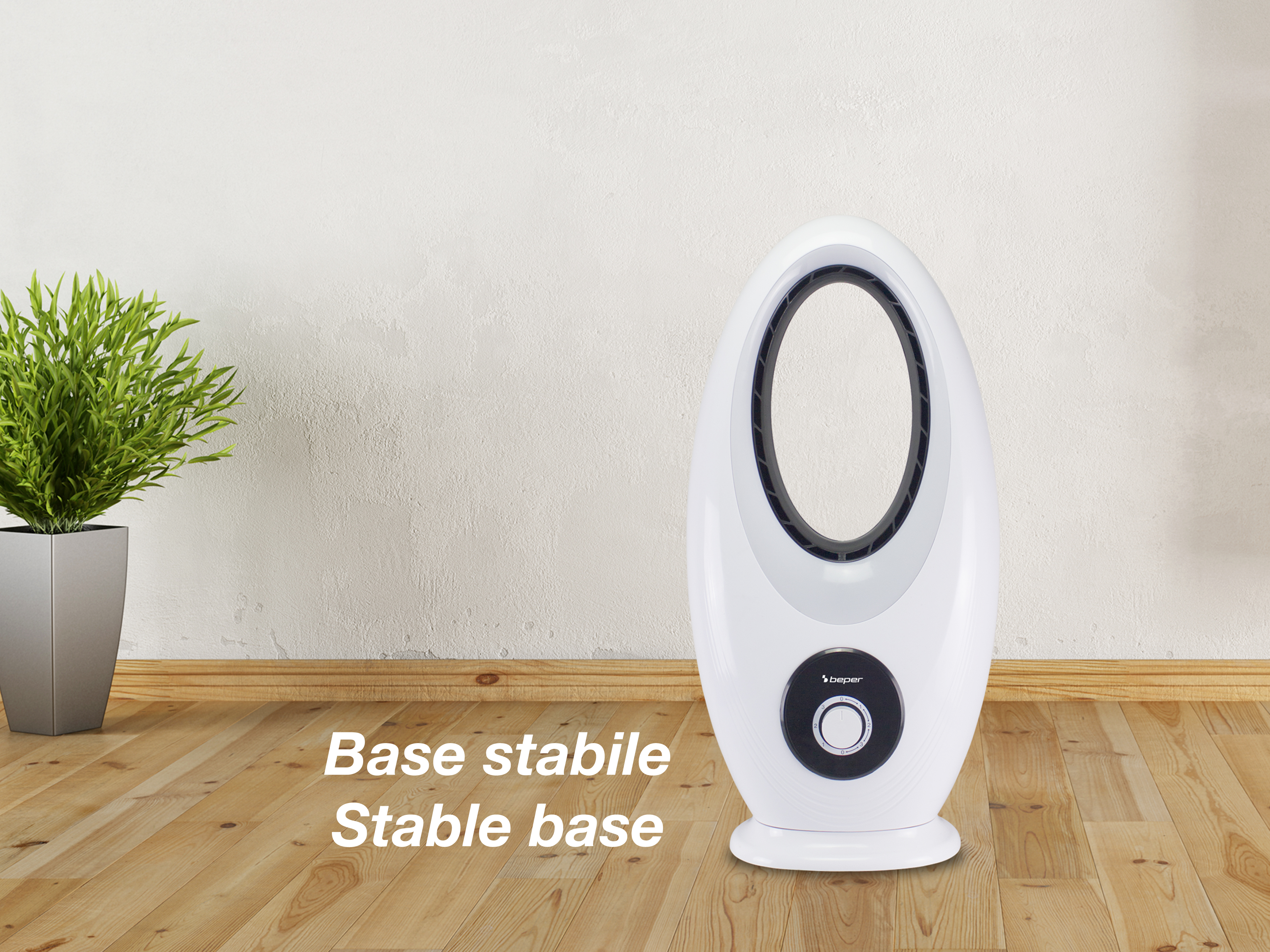 Ventilatore bianco su pavimento in legno. Testo: 'Base stabile'. Pianta verde in vaso a sinistra.