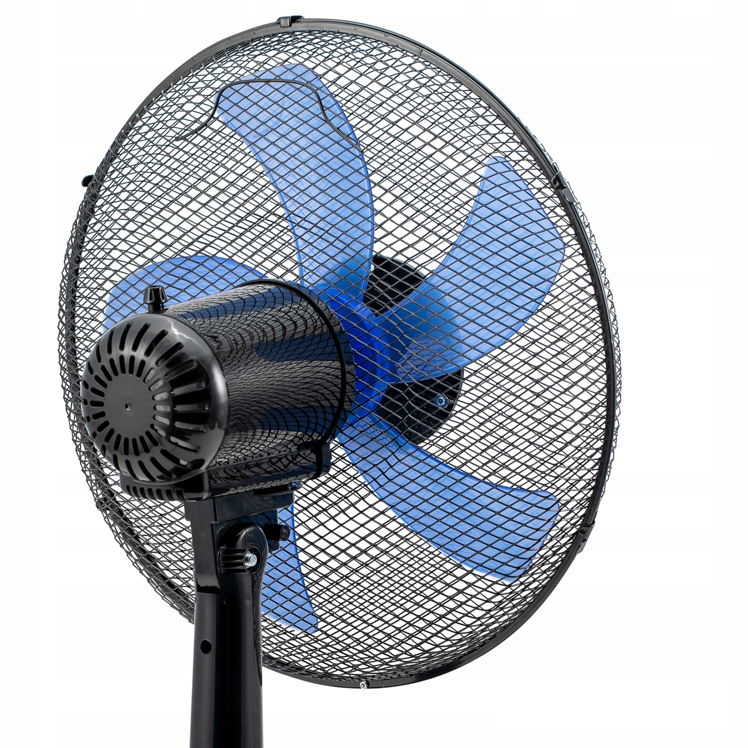 Gros plan sur un ventilateur noir avec des pales bleues derrière une grille. Fond blanc.