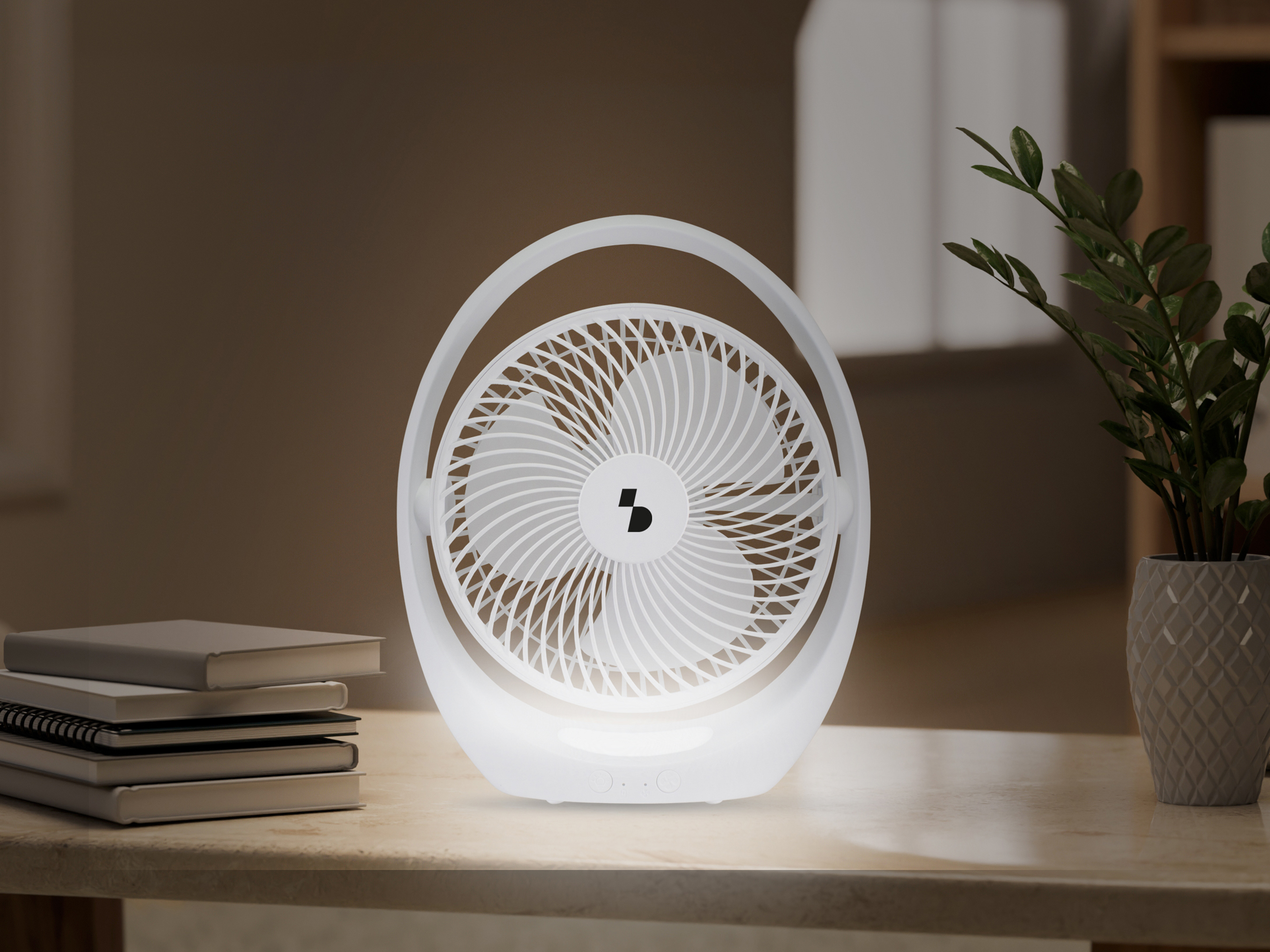 Un ventilatore da scrivania bianco è illuminato e si trova su un tavolo. Libri e una pianta sono sullo sfondo.
