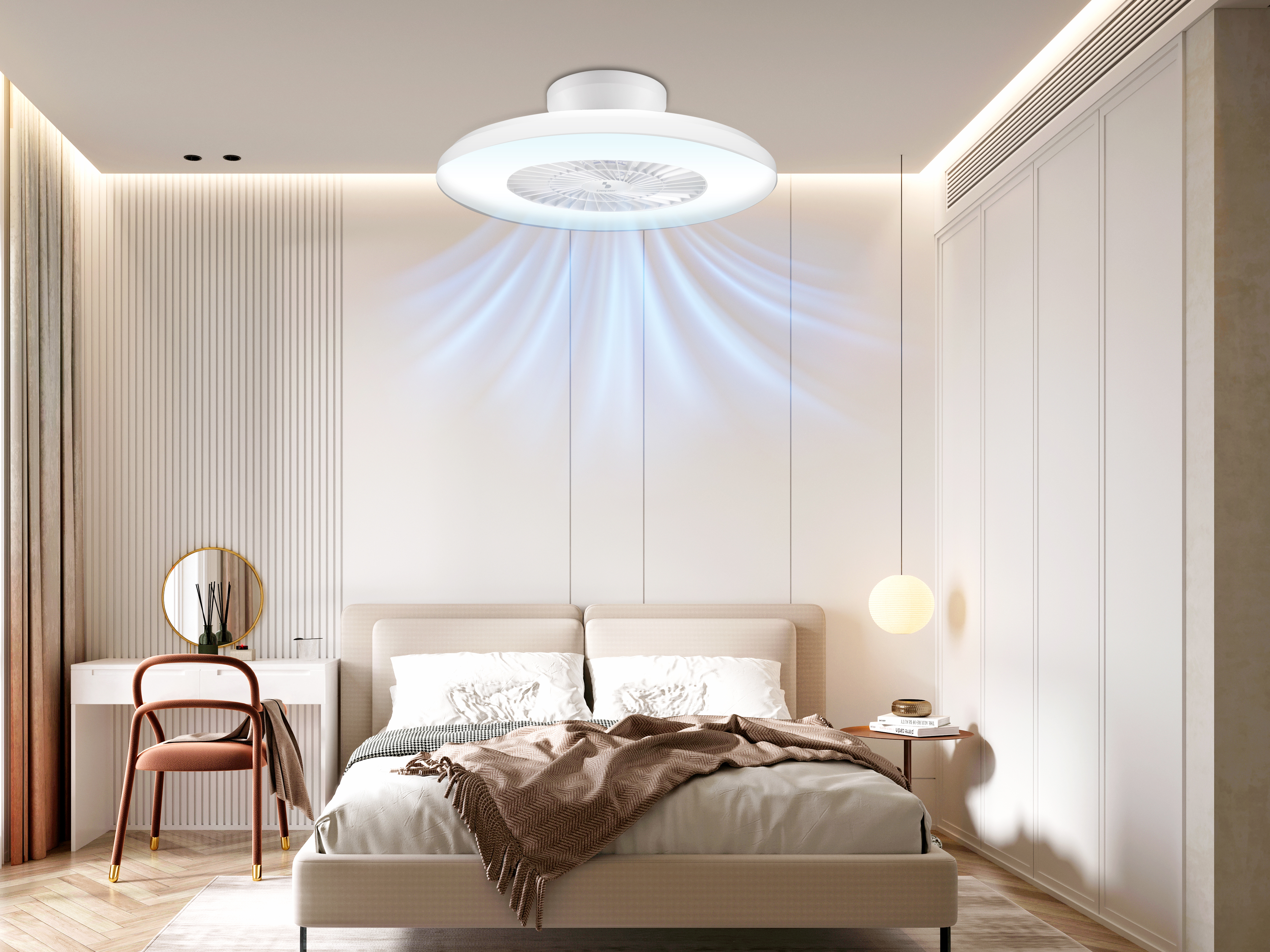 Una camera da letto presenta un letto, un vanity e un ventilatore a soffitto con illuminazione integrata, creando un'atmosfera serena.
