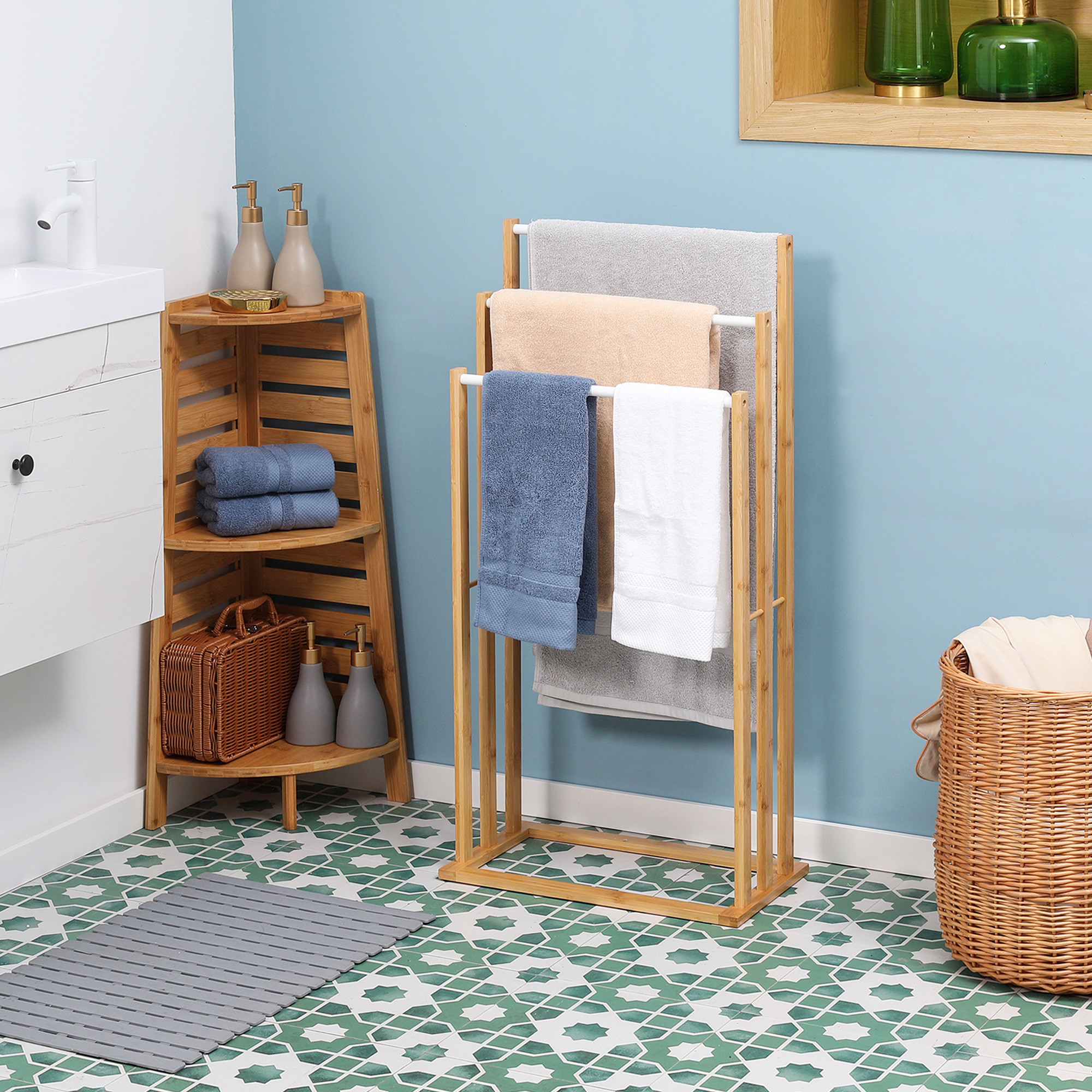 Un bagno con un portasciugamani che contiene asciugamani. C'è un lavandino e una mensola angolare.