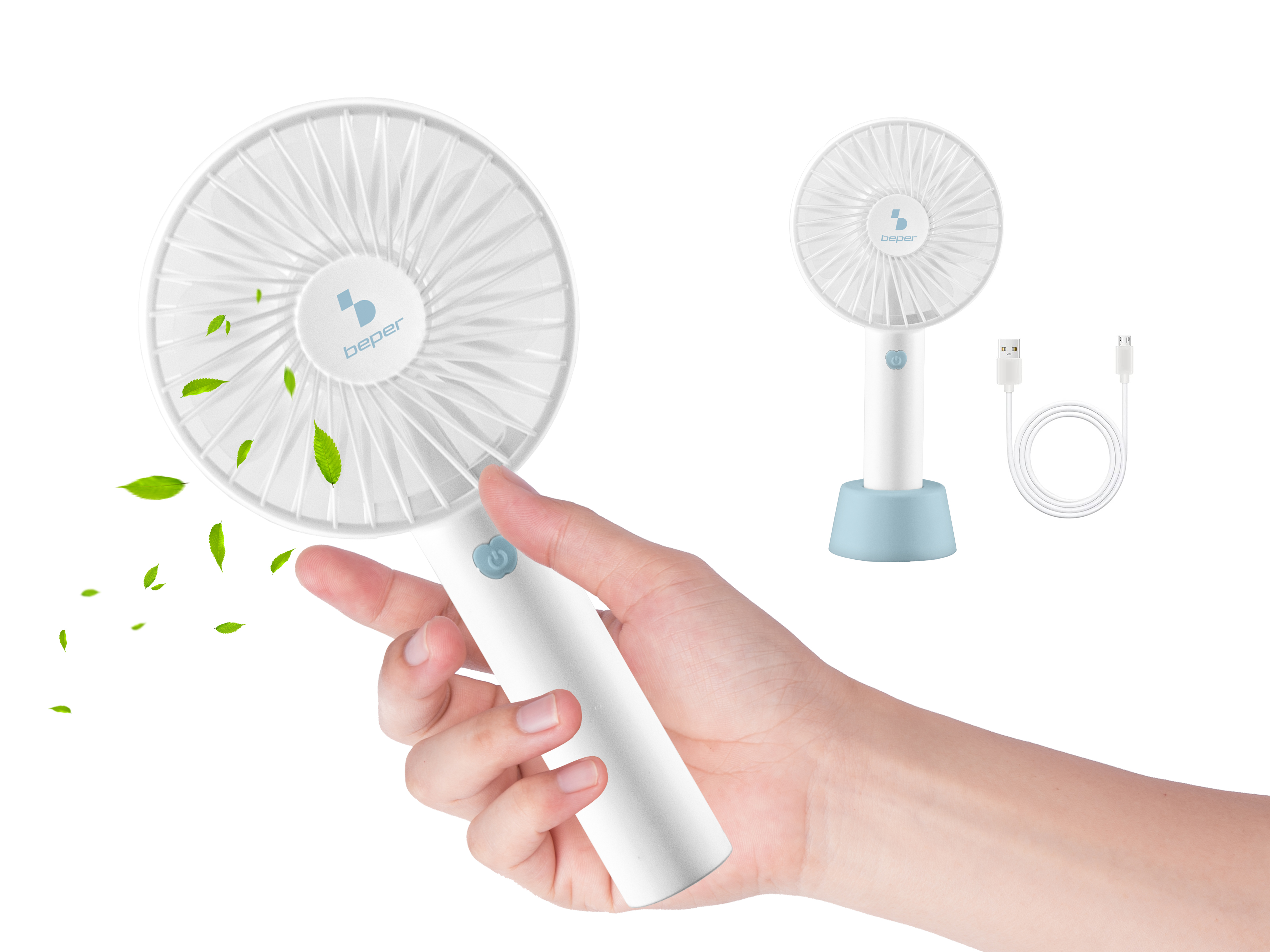 Una mano tiene in mano un ventilatore portatile bianco con foglie verdi che soffiano da esso, un altro ventilatore e un cavo USB sono sullo sfondo.
