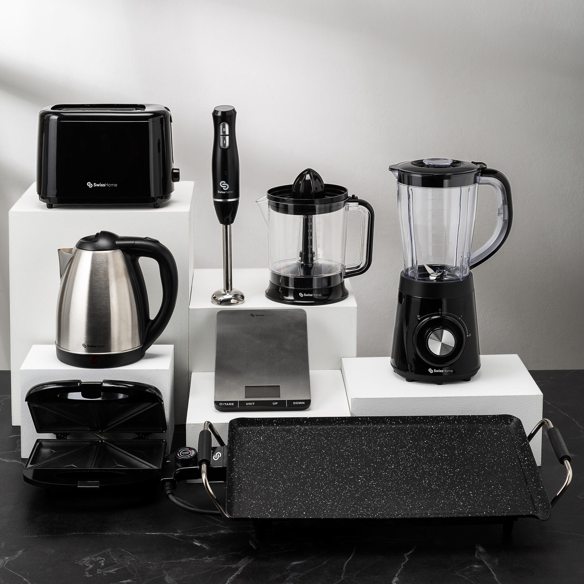 Electrodomésticos: tostadora, licuadora, hervidor, exprimidor, báscula, sandwichera y plancha.