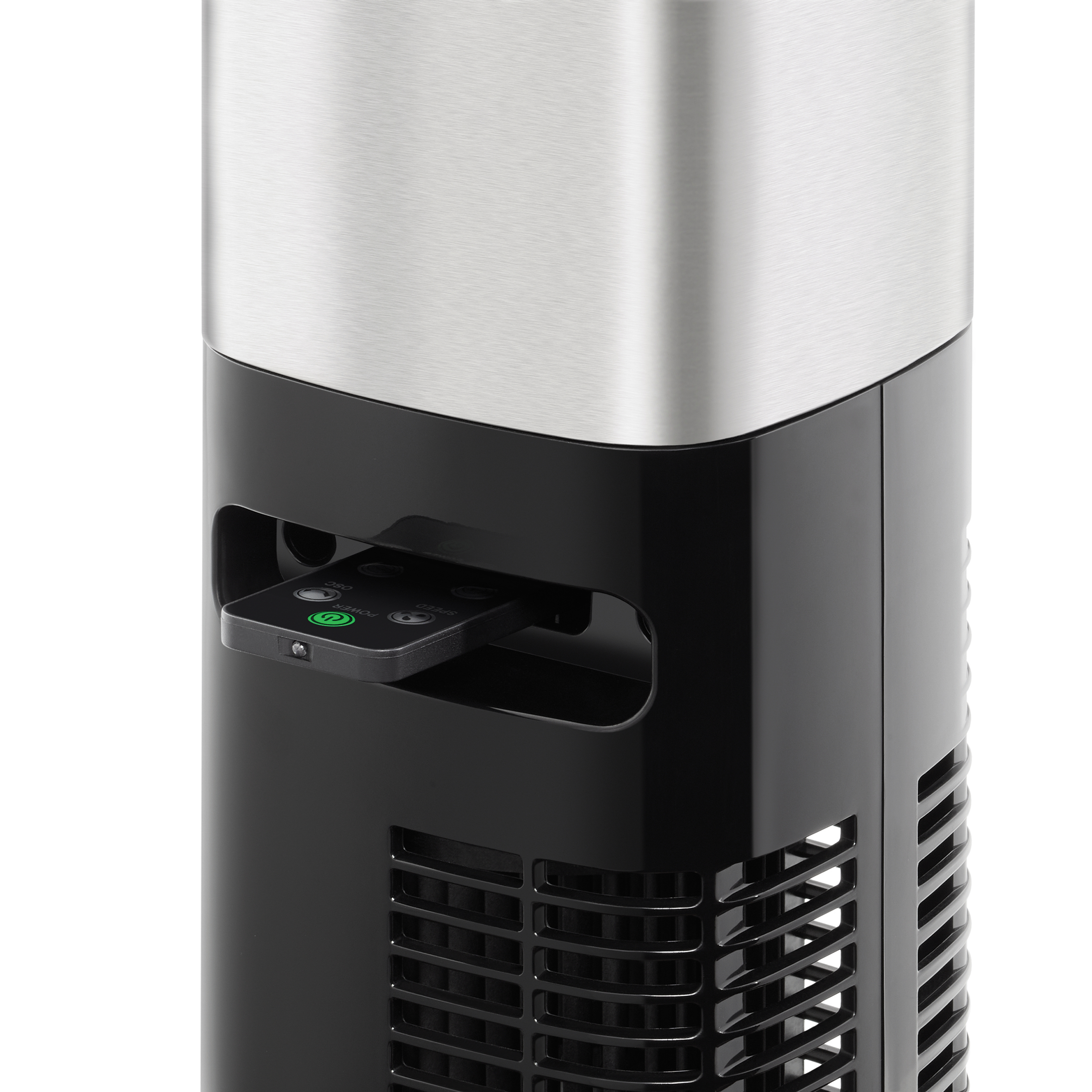 Ein schwarzer und silberner Turmventilator mit Fernbedienung in einem Schlitz.