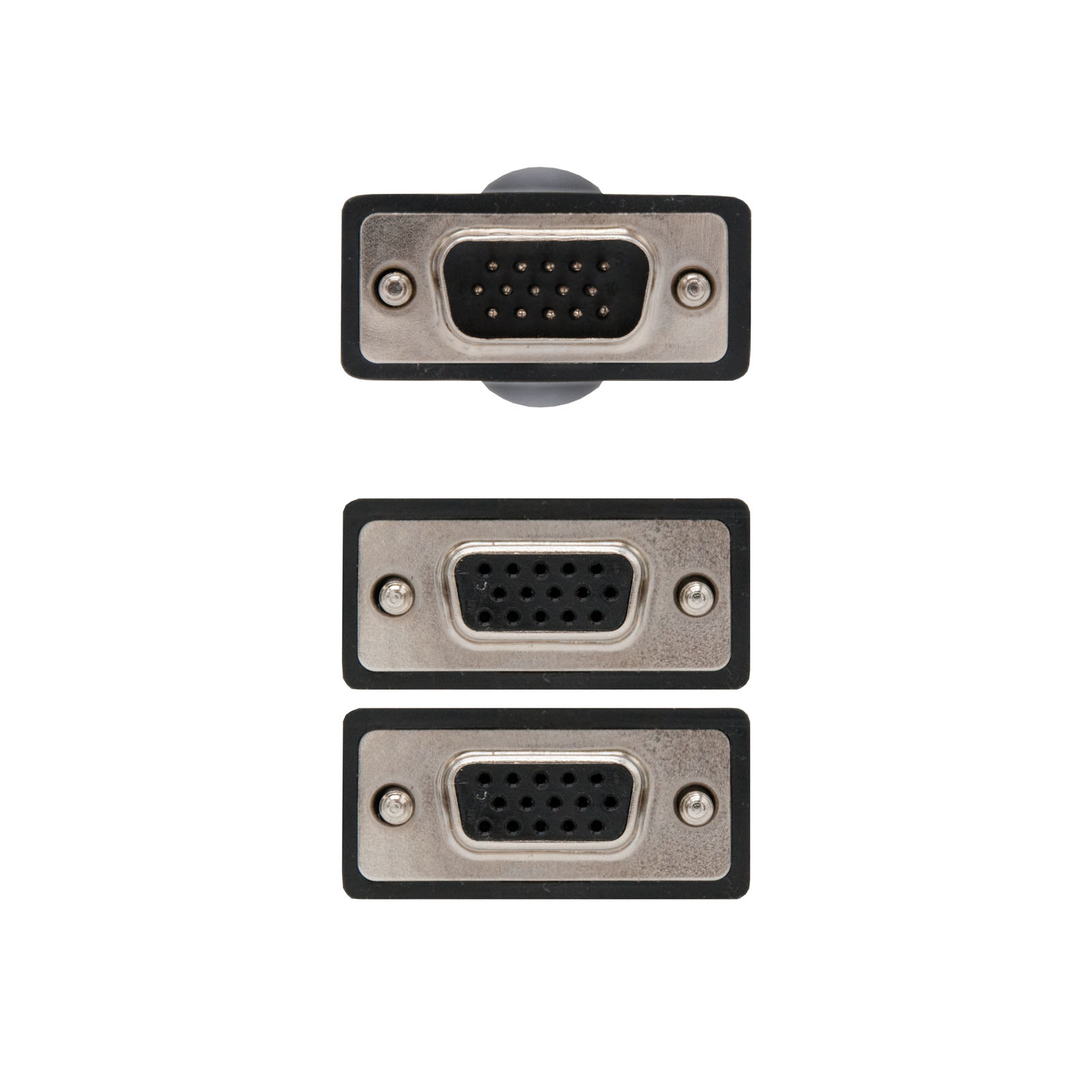 Tres conectores VGA. El superior está conectado a un cable, los dos inferiores no.