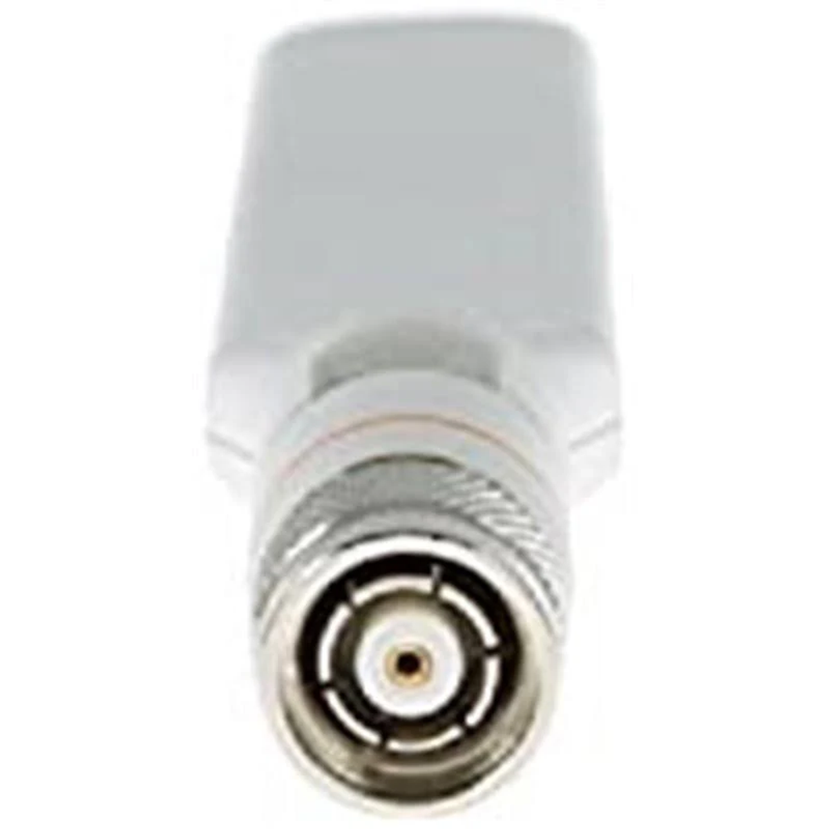 Conector de antena cilíndrico blanco con base plateada. El enfoque está en el extremo del conector.